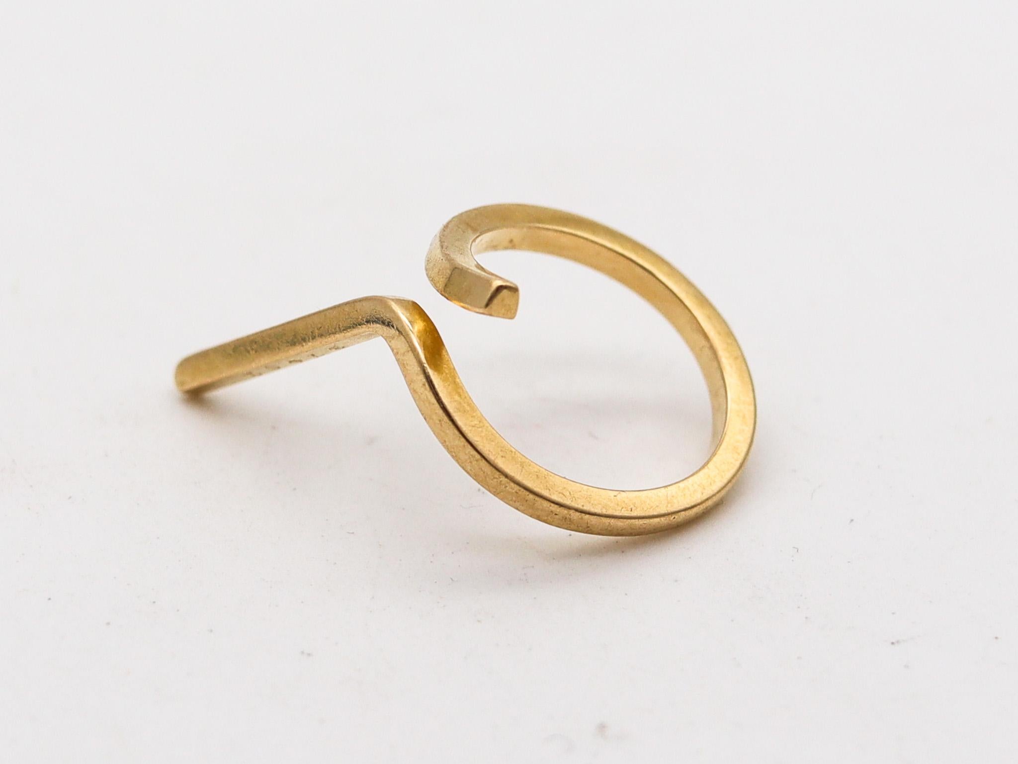 Geometrischer Ring, entworfen von Jean Dinh Van für Cartier.

Ein wunderschönes und sehr anspruchsvolles Design, das der Künstler und Schmuckdesigner Jean Dinh Van in den 1970er Jahren für das Pariser Schmuckhaus Cartier entwarf. Dieser seltene und