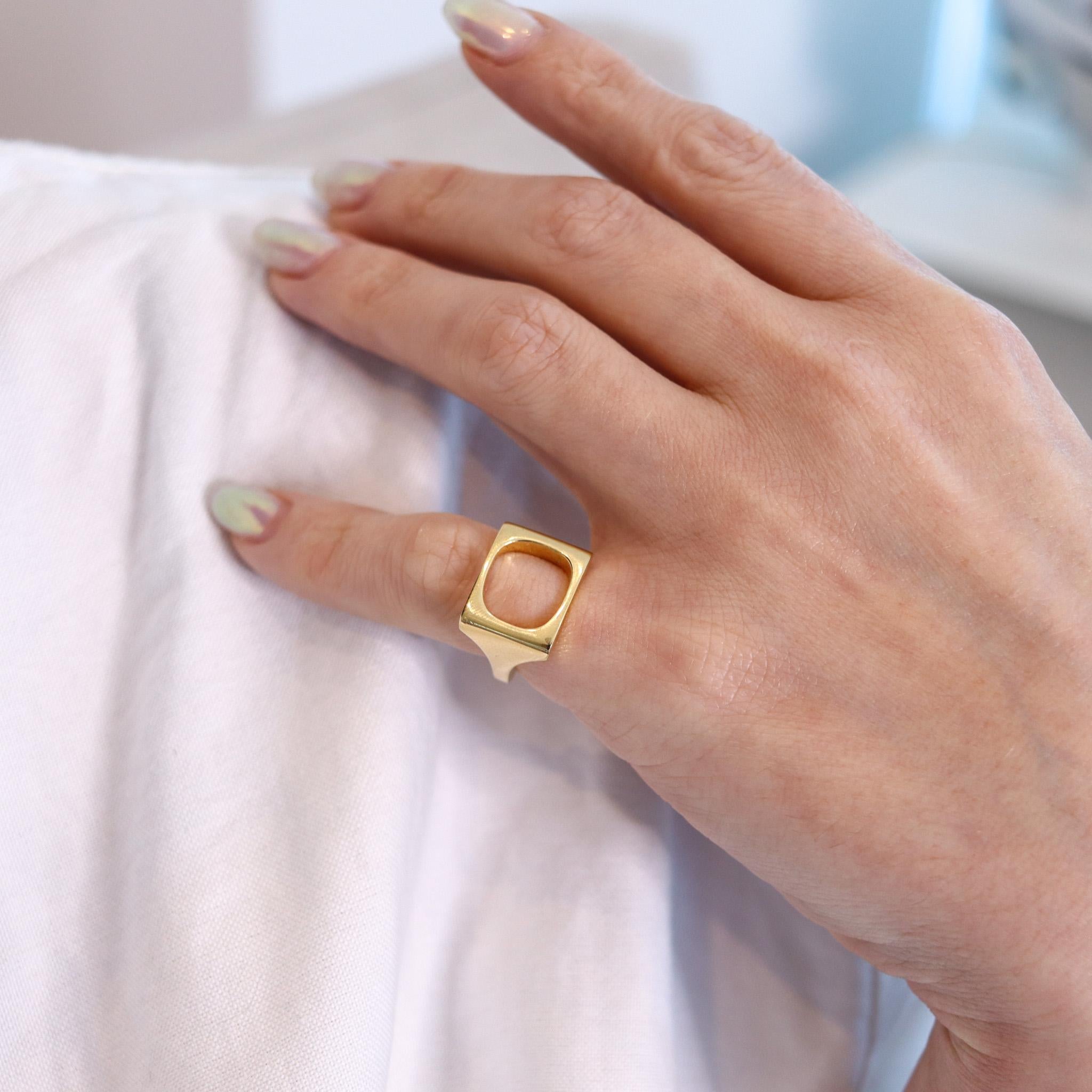 Geometrischer Ring, entworfen von Jean Dinh Van für Cartier.

Ein wunderschönes und sehr anspruchsvolles Design, das der Künstler und Schmuckdesigner Jean Dinh Van in den 1970er Jahren für das Pariser Schmuckhaus Cartier entwarf. Dieser schöne Ring