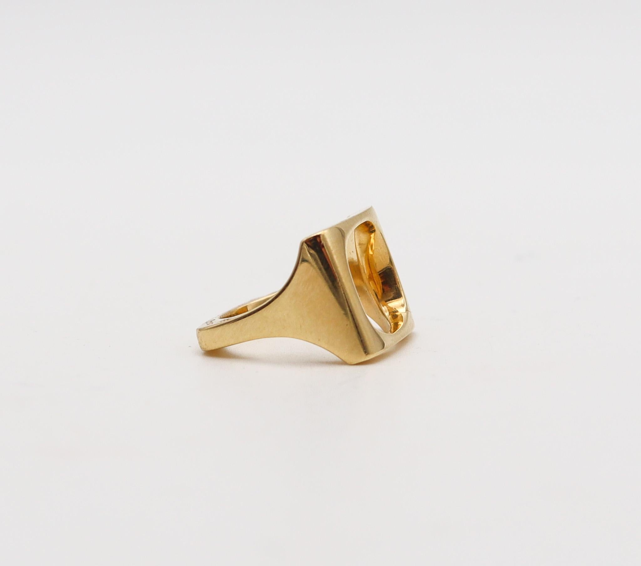 Modernist Cartier Paris 1970 By Dinh Van Sculptural Cushion Oval Ring In 18Kt Yellow Gold For Sale