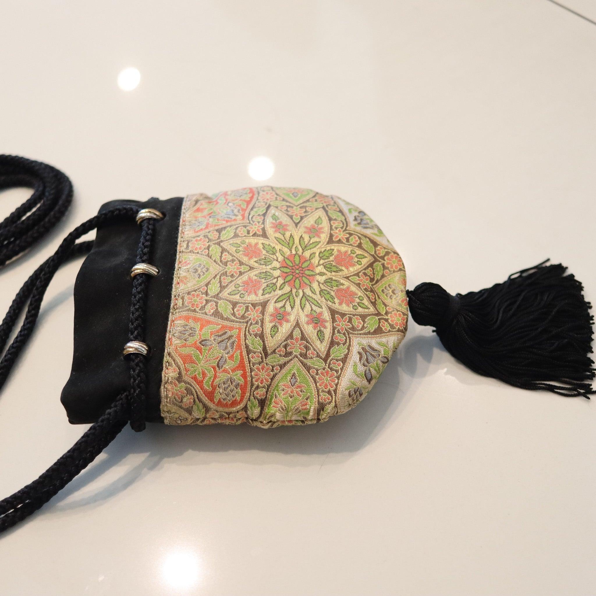 Fine XX secolo Cartier Paris 1970 Select Trinity Portafoglio in seta Mughal e oro 18 carati in vendita