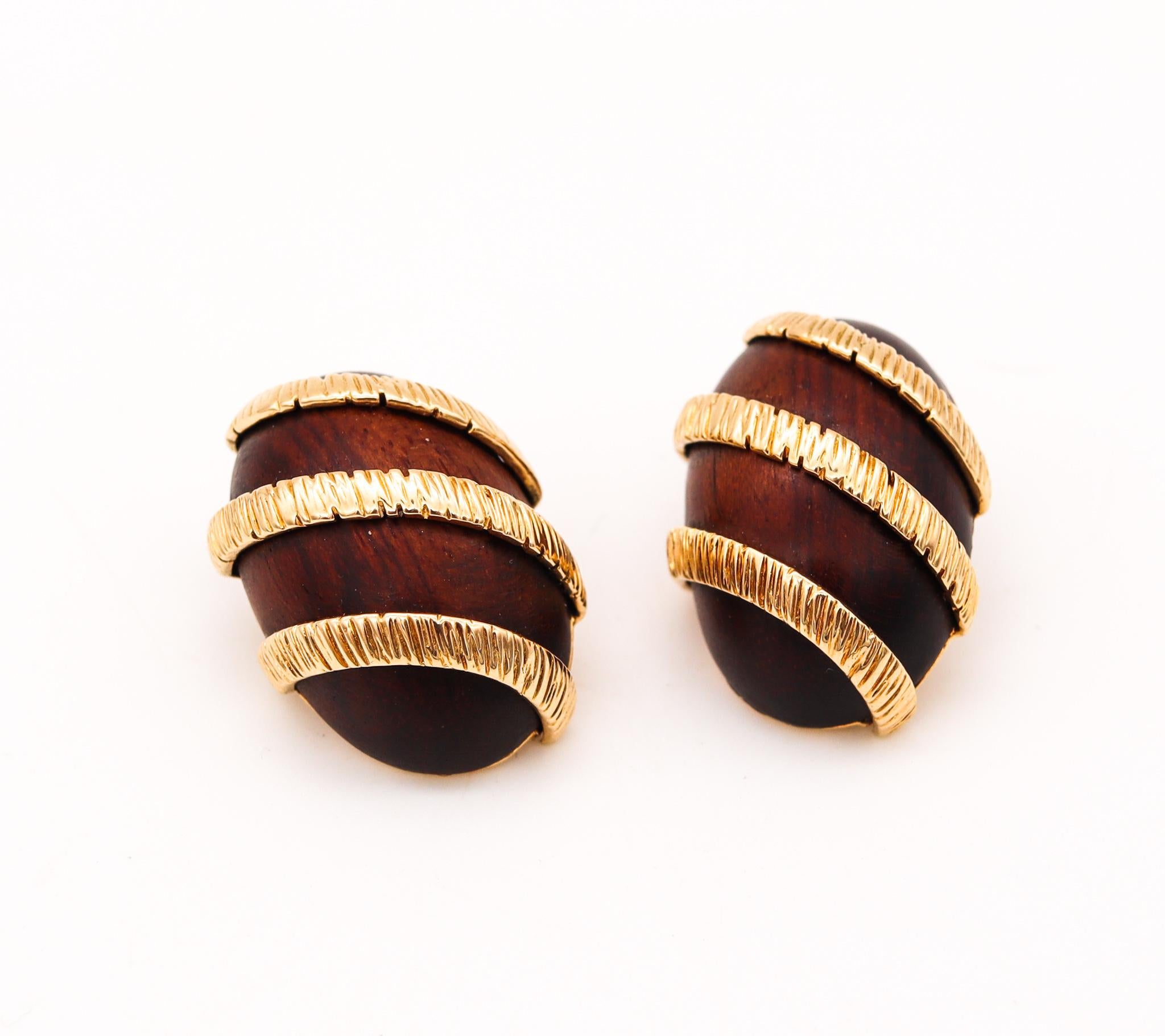 Modernist Cartier Paris 1970 Very Rare Earrings in Textured 18Kt Gold and Carved Rose Wood For Sale