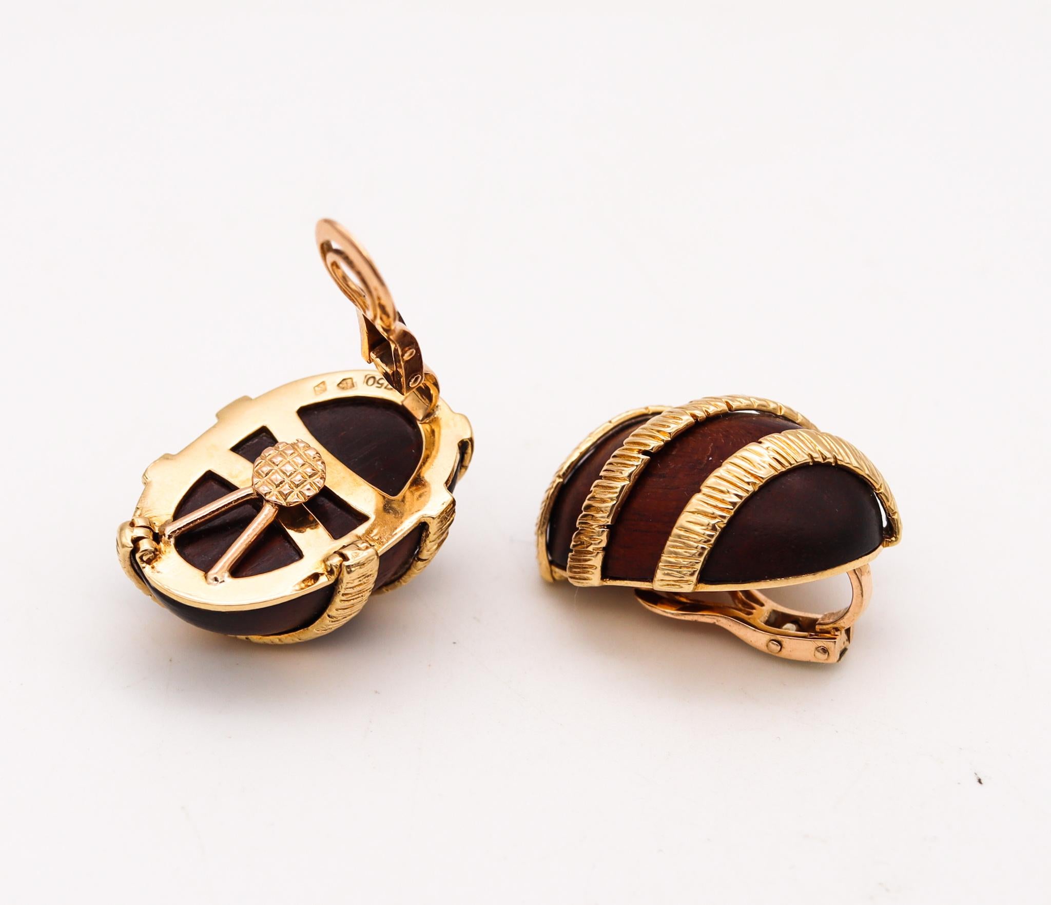 Cartier Paris 1970 Very Rare Earrings in Textured 18Kt Gold and Carved Rose Wood In Excellent Condition For Sale In Miami, FL