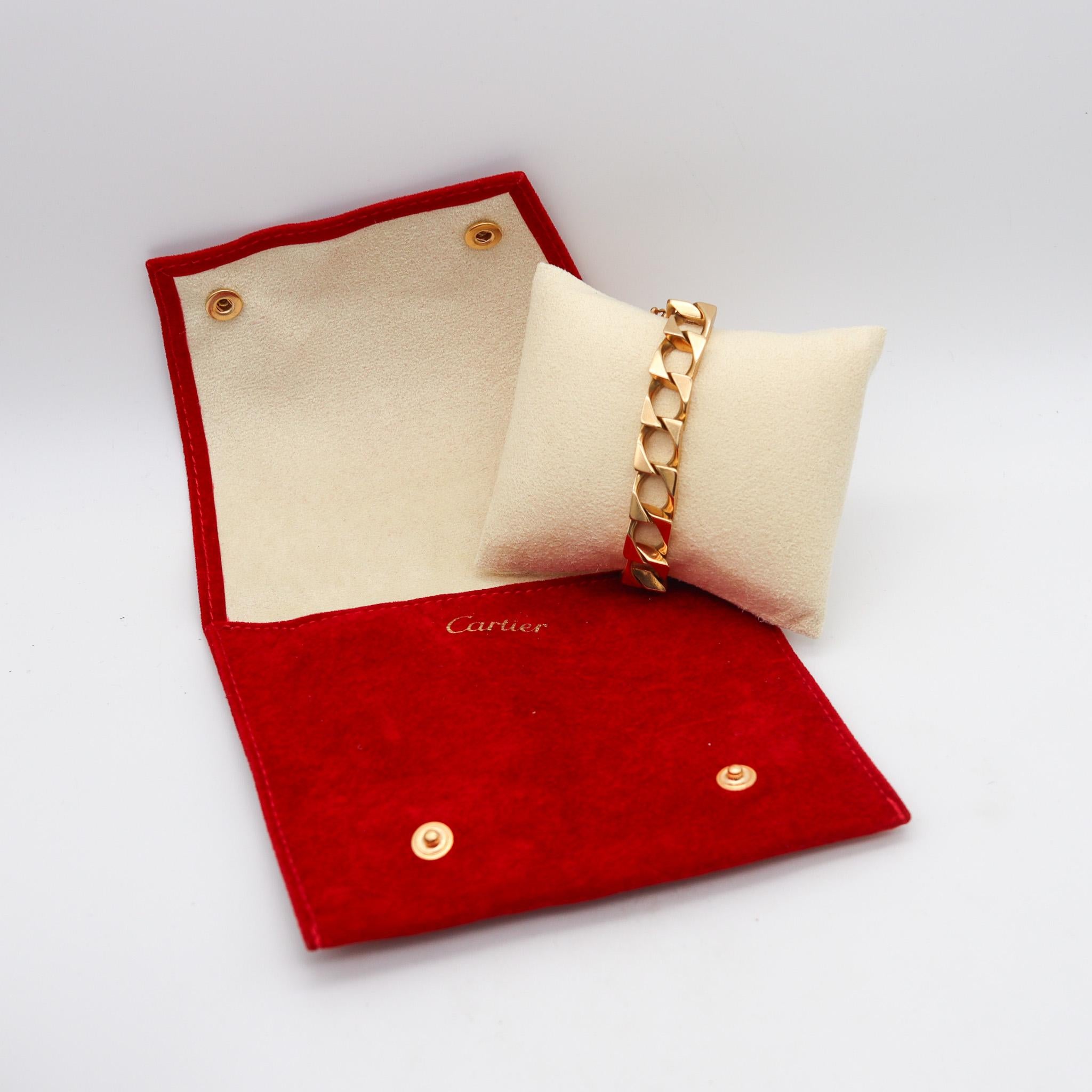 Geometrisches Armband im Vintage-Stil, entworfen von Cartier.

Ein kühnes Armband mit geometrischen Gliedern, das in den späten 1970er Jahren in Paris vom Haus Cartier entworfen wurde. Dieses Statement-Stück besteht aus achtzehn 10 x 14 mm großen