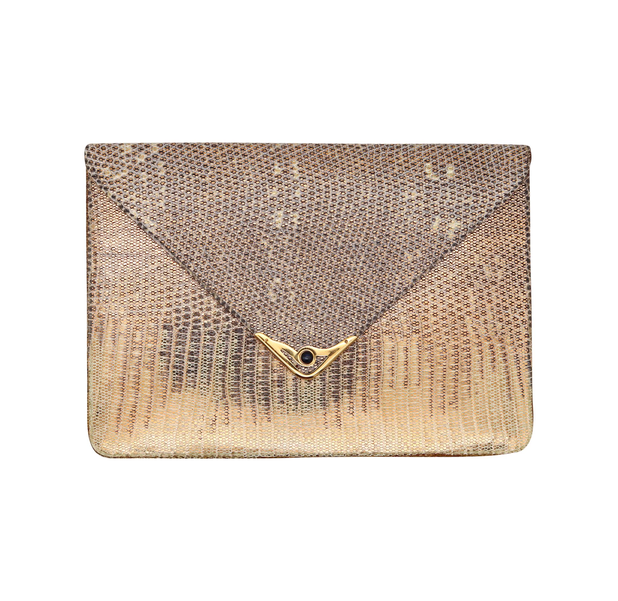 Eine von Cartier Paris entworfene Brieftaschen-Minaudière.

Eine außergewöhnliche, schöne und äußerst seltene Brieftasche Minaudiere, die in Paris Frankreich von dem Luxushaus Cartier in den 1970er Jahren geschaffen wurde. Dieses unglaubliche Stück