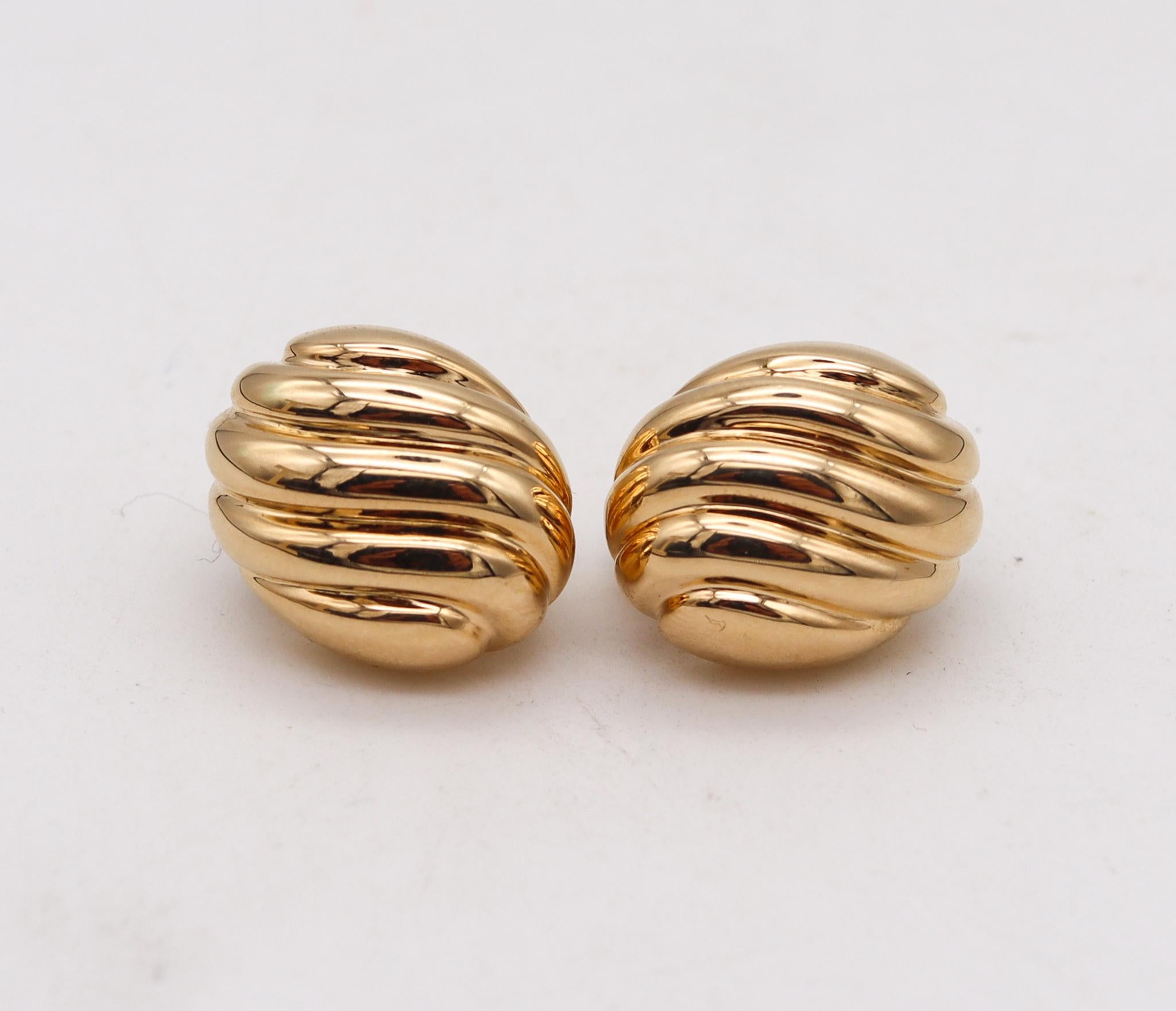 Clips earrings designed by Cartier.

Classic oval bombe pair, created in Paris France by the iconic jewelry house of Cartier, back in the late 1970's, These very chic pair of clips-earrings, has been carefully crafted with wavy patterns in solid