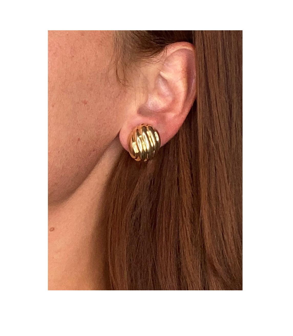 Cartier Paris 1970 Wavy Oval Clips on Earrings in Solid 18kt Yellow Gold In Excellent Condition In Miami, FL