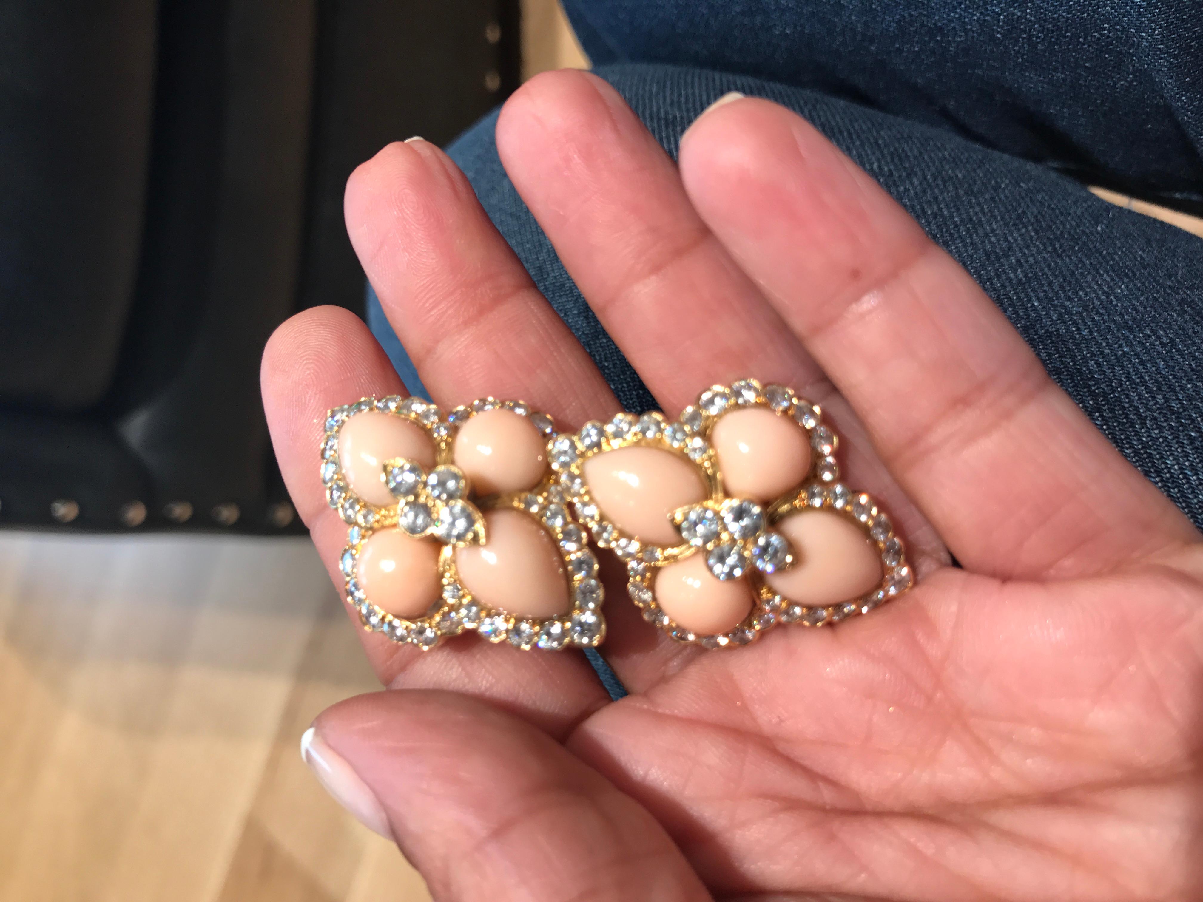 Taille ronde Cartier Paris Boucles d'oreilles en or jaune et corail peau d'ange avec diamants en vente
