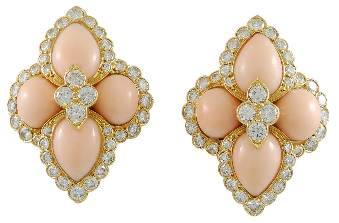 Cartier Paris Boucles d'oreilles en or jaune et corail peau d'ange avec diamants Bon état - En vente à New York, NY