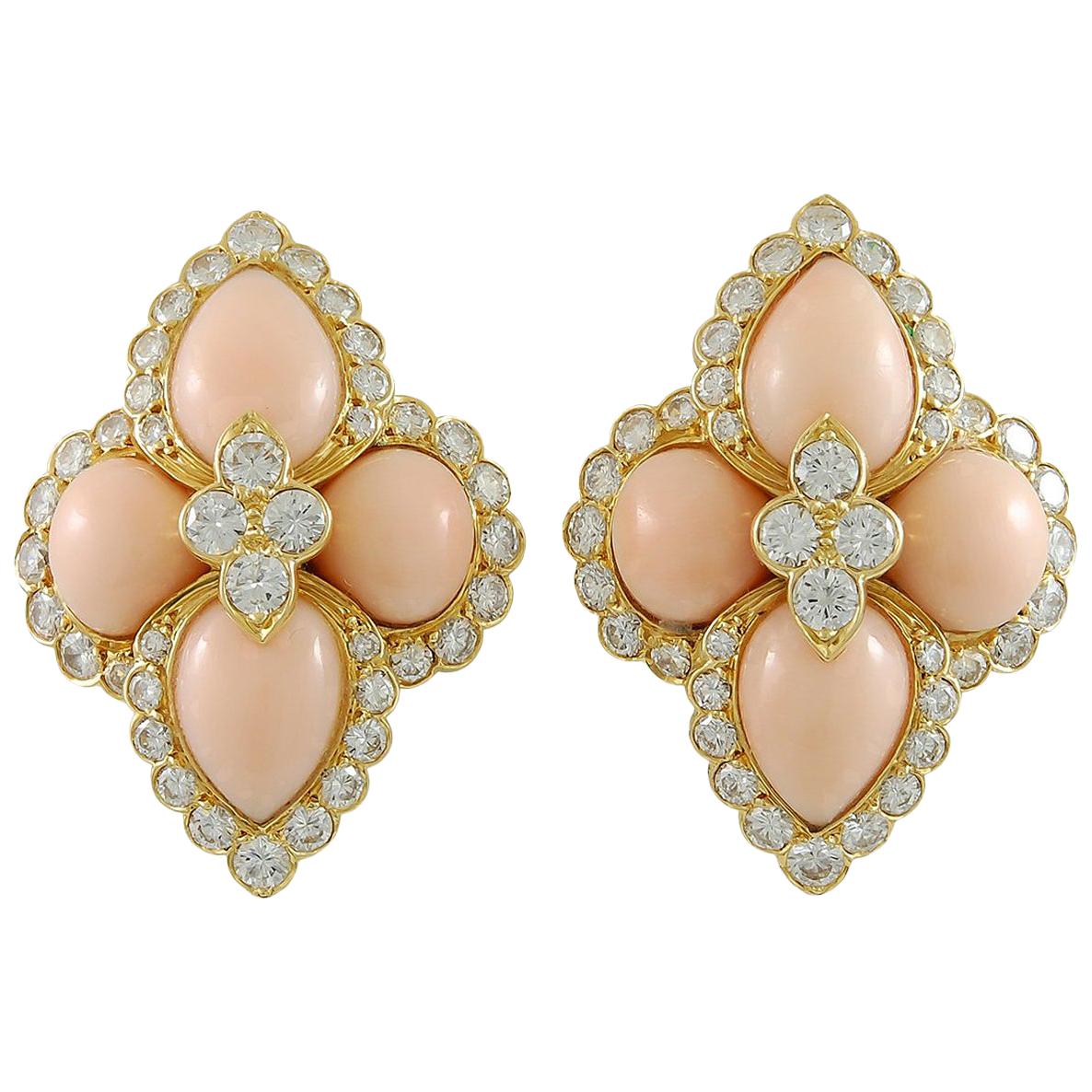 Cartier Paris Boucles d'oreilles en or jaune et corail peau d'ange avec diamants en vente