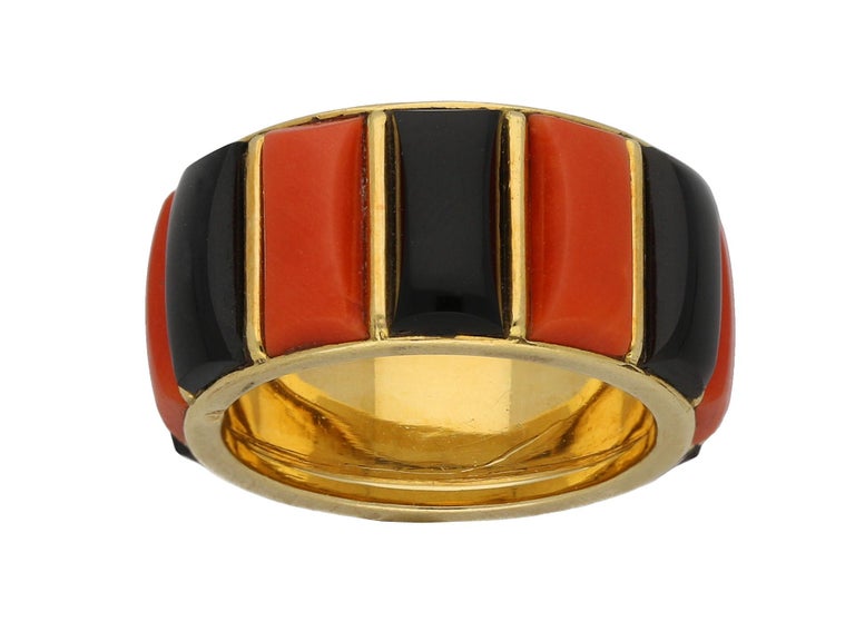 Cartier Paris 1970s Coral Onyx Gold Band Ring In Good Condition For Sale In London, GB