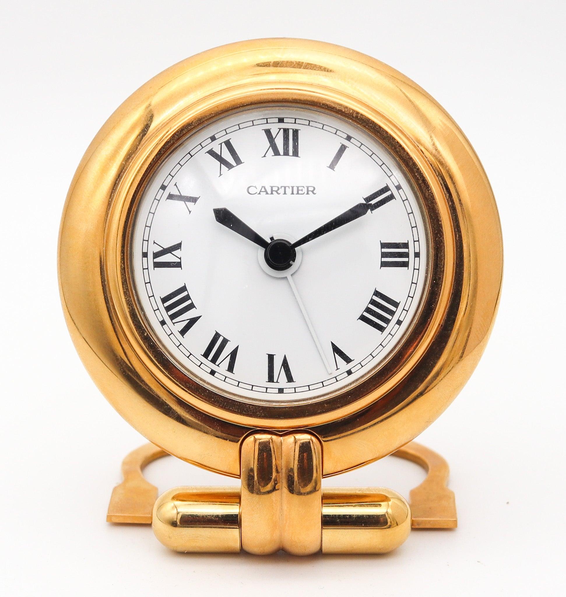 Un orologio da tavolo pieghevole progettato da Cartier.

Si tratta di un orologio da tavolo molto attraente, creato a Parigi in Francia dalla casa di gioielli Cartier, alla fine degli anni '70 e all'inizio del 1980. L'orologio è stato realizzato con