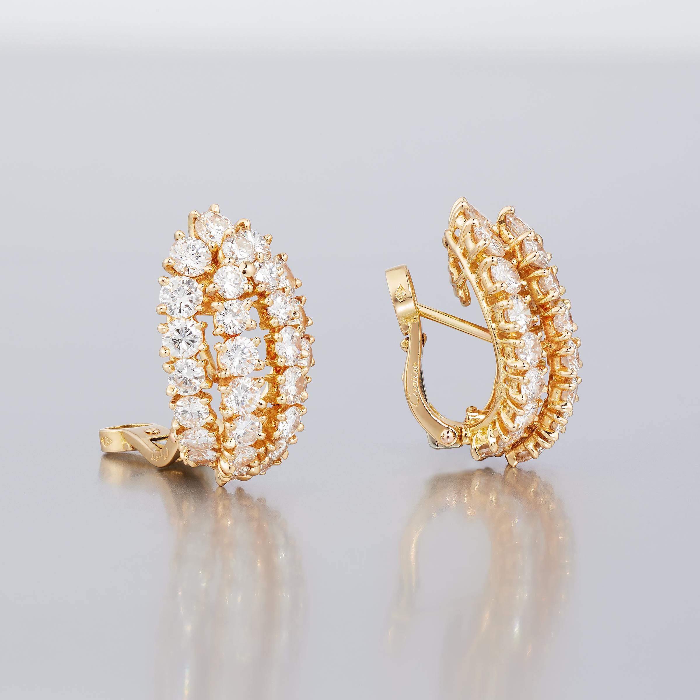 Une fabuleuse paire de boucles d'oreilles vintage en diamant de Cartier Paris. Elles présentent environ 5 carats de diamants étincelants sertis dans de l'or jaune 18 carats étincelant. Chaque boucle d'oreille est ornée de quatre rangées de diamants