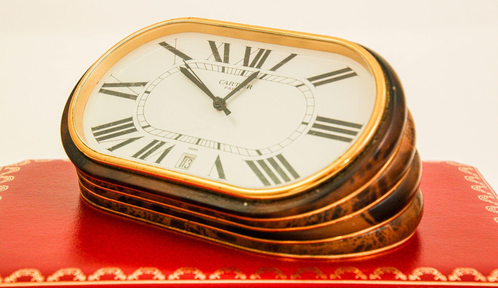 Reloj acordeón Cartier París con fecha y esfera blanca de números romanos Circa 1980 3