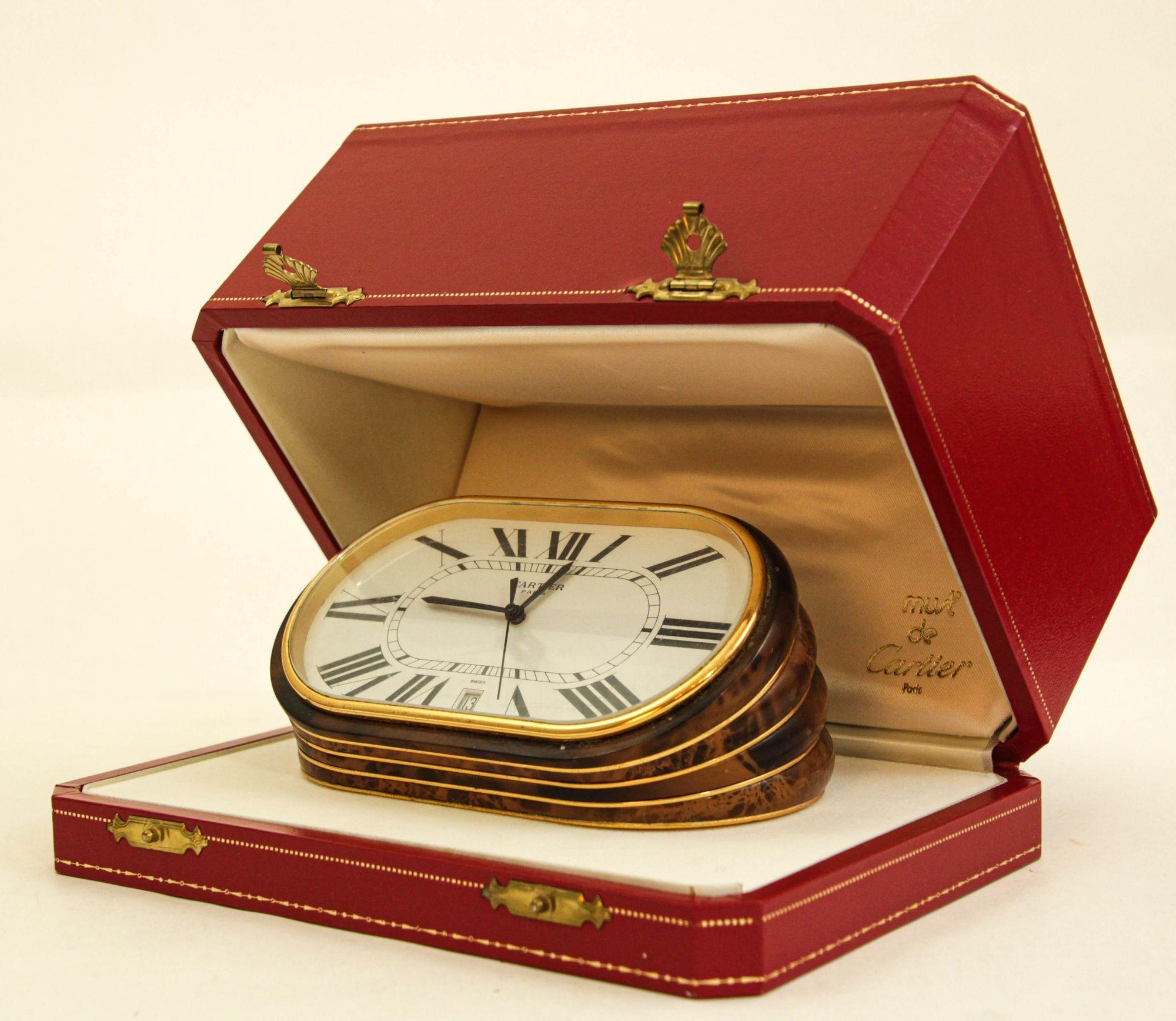 Reloj acordeón Cartier París con fecha y esfera blanca de números romanos Circa 1980 Art Decó