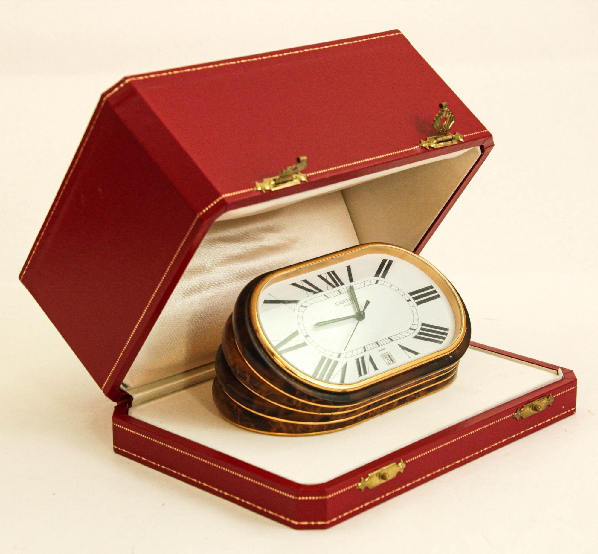 Reloj acordeón Cartier París con fecha y esfera blanca de números romanos Circa 1980 Francés