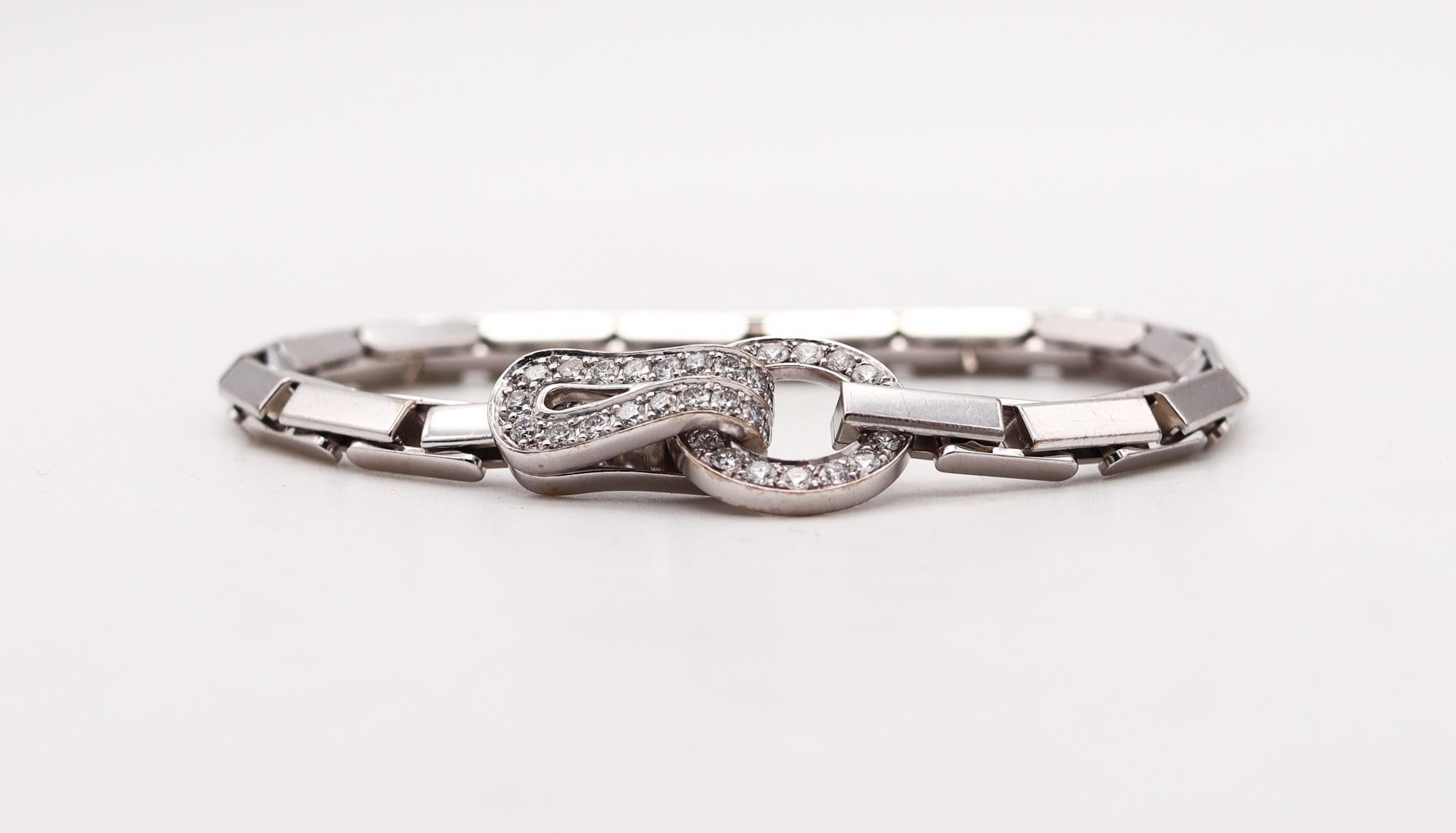 Bracciale con fibbia Agrafe disegnato da Cartier.

Bellissimo bracciale Agrafe, creato a Parigi in Francia dalla casa di gioielli Cartier. Questo iconico bracciale con fibbia è stato realizzato in oro bianco massiccio a 18 carati con finitura