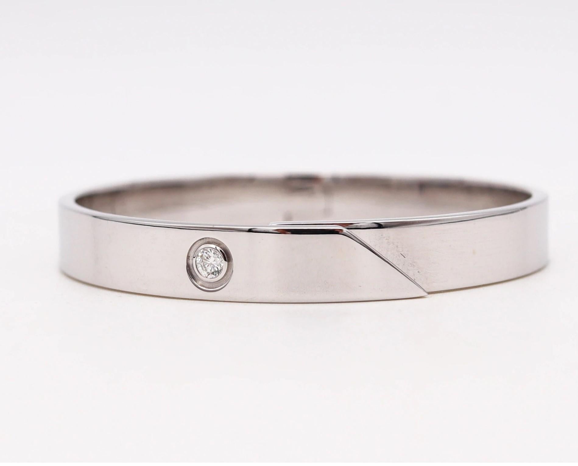 Beautiful anniversary bangle designed by Cartier.

An iconic anniversary bangle bracelet, created in Paris France by the house of Cartier, back in the 2001. This piece has been crafted in solid white gold of 18 karats with very high polished finish.