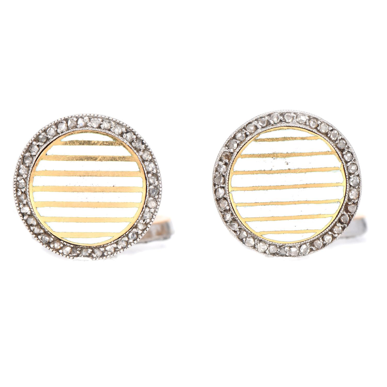 Gemelos de caballero antiguos Cartier París de oro amarillo de 18 quilates con esmalte de diamantes y parte superior de platino. Estos pendientes vintage están rematados con esmalte francés blanco rodeado de delicadas rosas Estos gemelos franceses