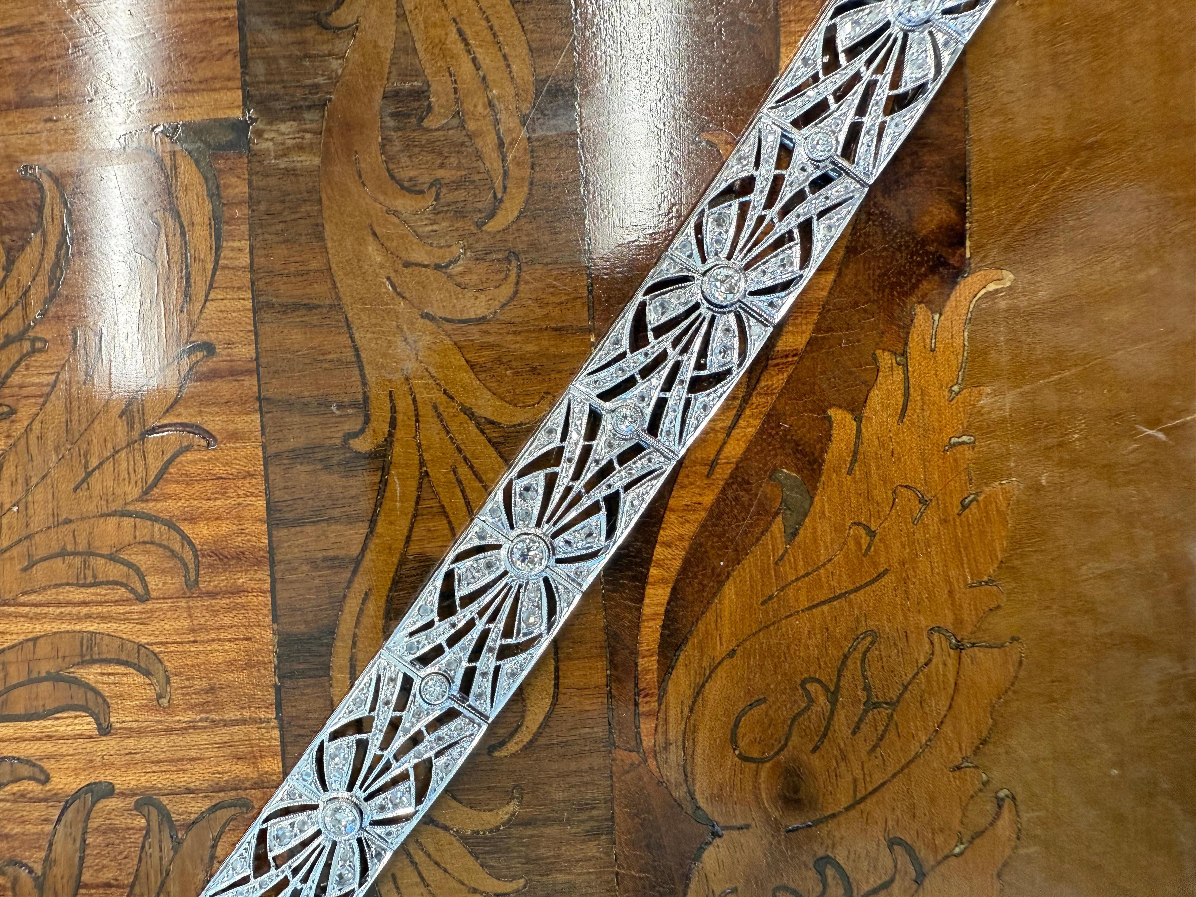 Cartier Paris Art Deco Bracciale in oro bianco 18 ct e diamanti Circa 1920

Ecco la possibilità di acquistare un braccialetto di design bellissimo e da collezione.

Bracciale Cartier Paris in oro bianco 18 carati e diamanti 1920 Art Deco.  
29,8