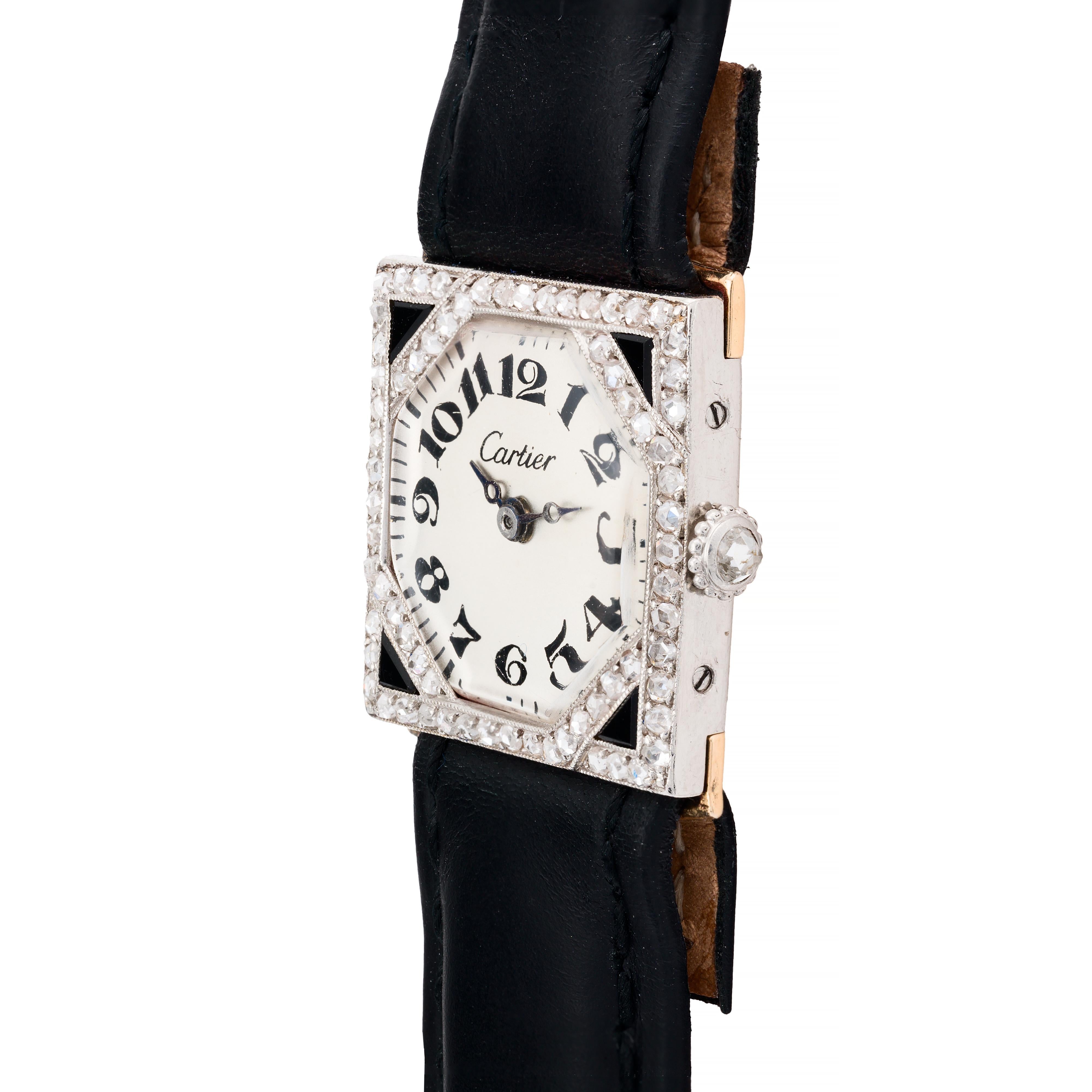Aston Estate Jewelry stellt vor:

Eine Cartier Armbanduhr im Art-déco-Stil aus Platin.

Das quadratische Gehäuse misst 20 mm in der Breite und ist mit einem silbernen Zifferblatt mit Breguet-Ziffern versehen. Das Zifferblatt ist elegant und