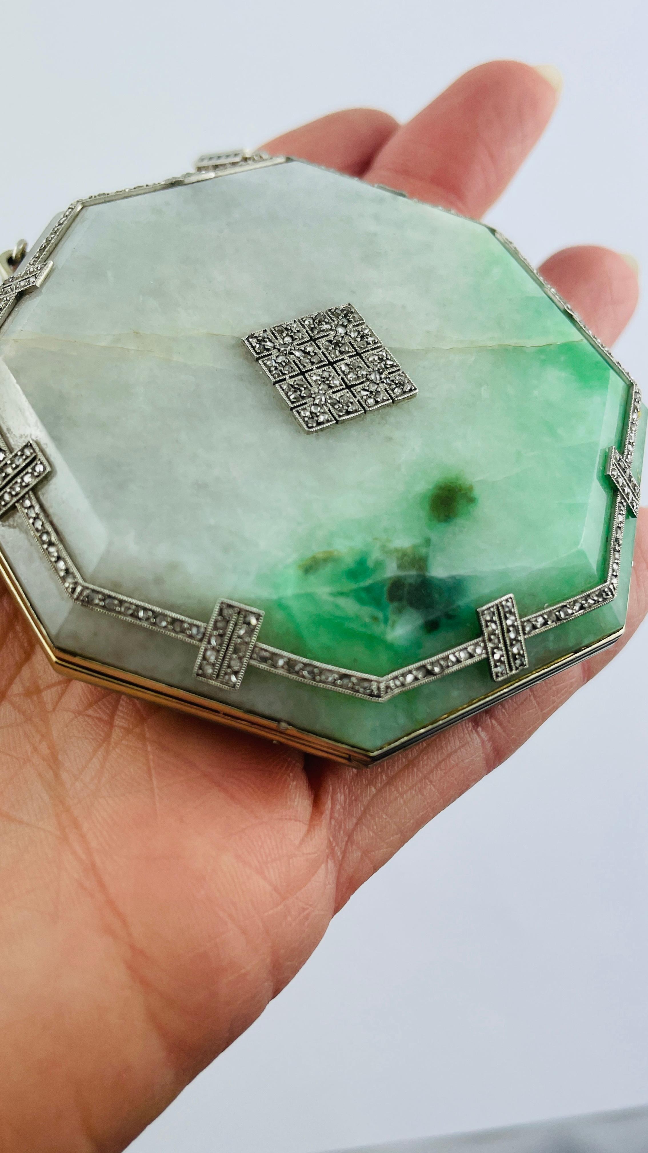 Octagonal powder compact in sculpted jadeite finished in yellow gold, platinum and half-rosette diamonds with a 13cm chain in platinum, natural pearls and half-rosette diamonds, mirror inside, gross approx. G 114.40, length about 6.30. 
Signed