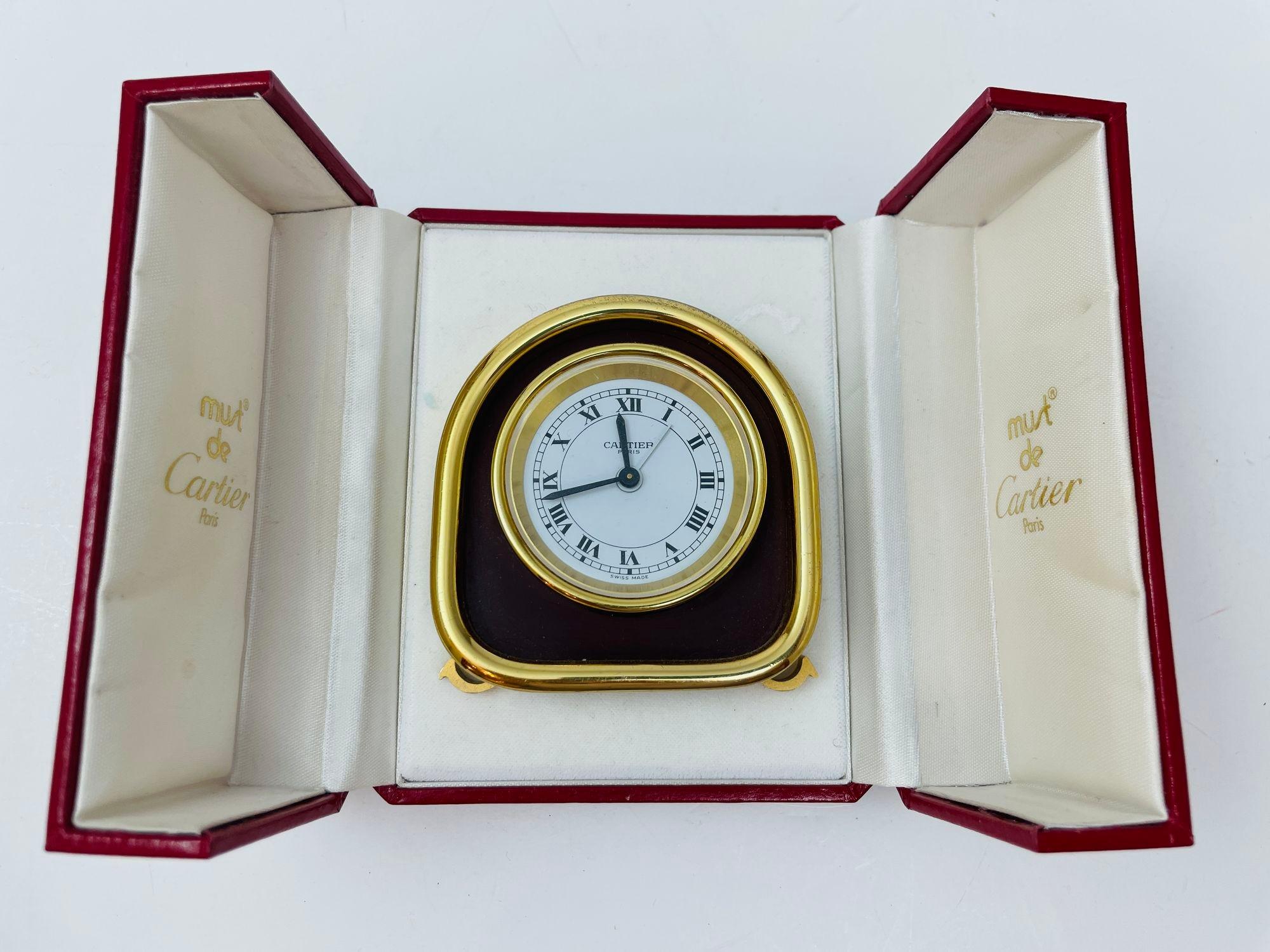 Orologio meccanico da tavolo vintage Cartier Paris placcato oro 24 carati Art Deco con sveglia.Questo raro orologio da viaggio o da tavolo vintage Cartier placcato oro 24 carati e lapislazzuli non è più in produzione. Disegnato originariamente negli