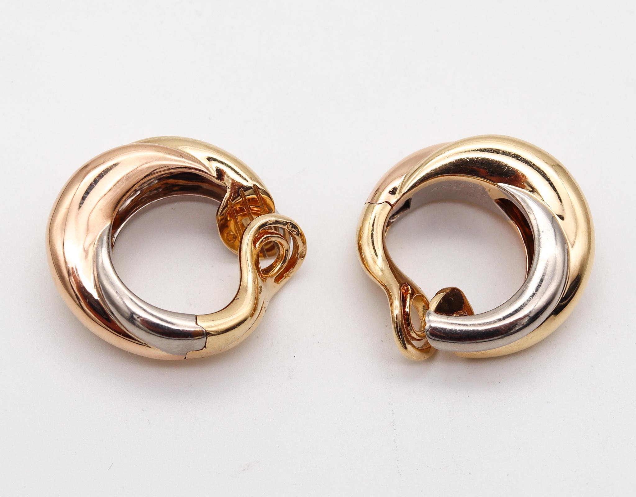 Die kühnen Trinity-Ohrringe wurden von Cartier entworfen.

Diese Stücke sind eines der ikonischsten und bekanntesten Designs aus dem Schmuckhaus Cartier. Die großformatigen Ohrringe wurden in Paris (Frankreich) aus massivem Gelb-, Weiß- und Roségold
