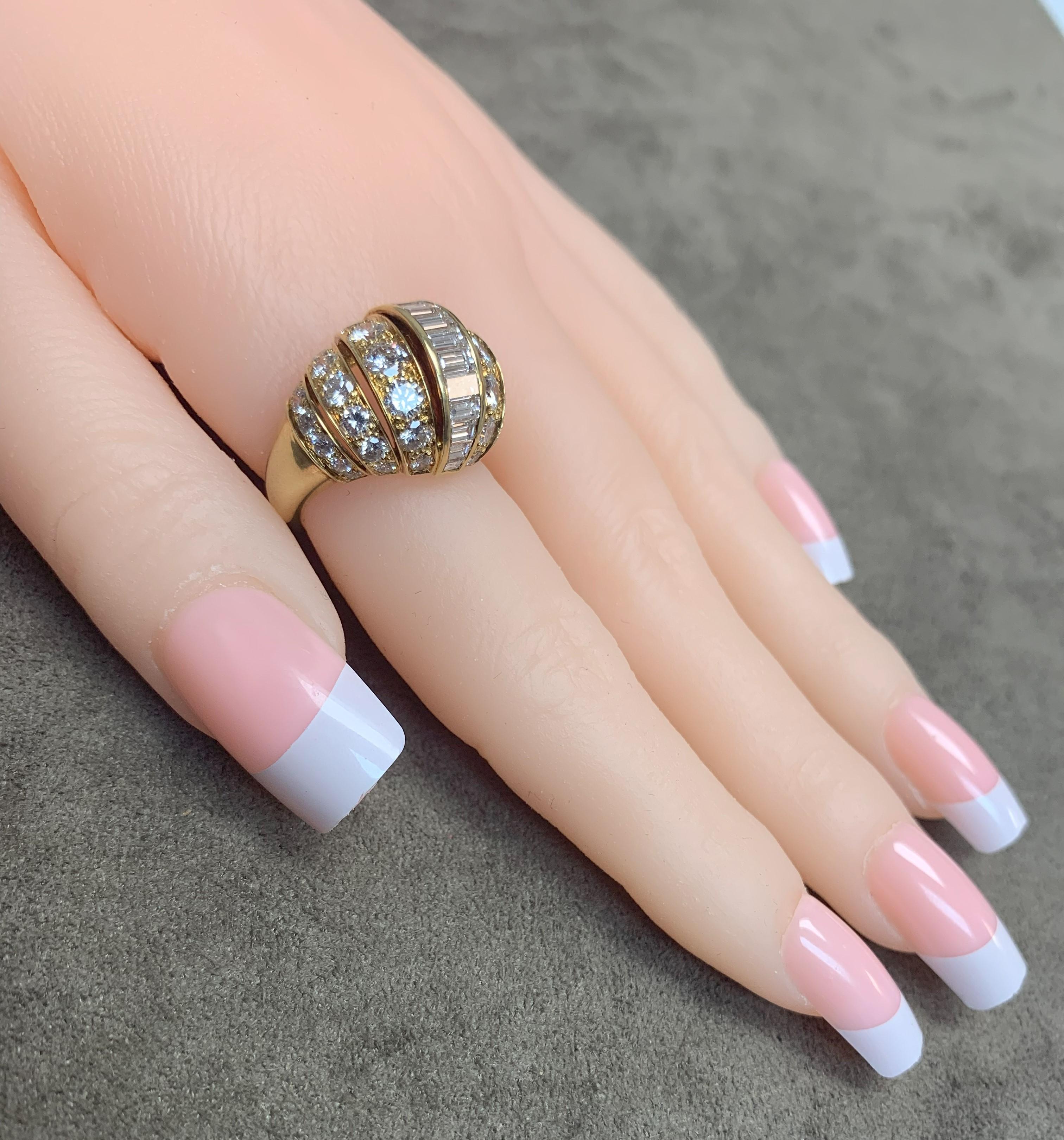 Bague bombée Cartier Paris, 18 carats en vente 2