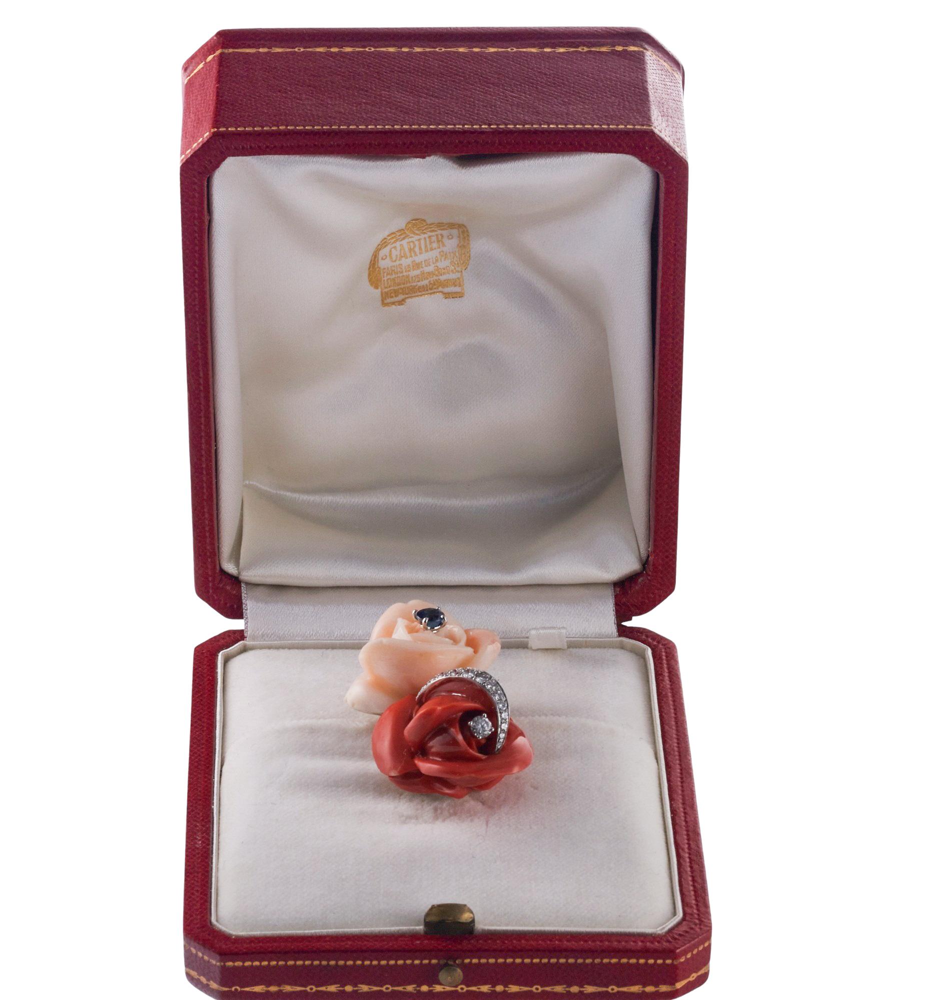 Taille ronde Cartier Paris Broche fleur en or sculptée en corail, diamants et saphirs  en vente