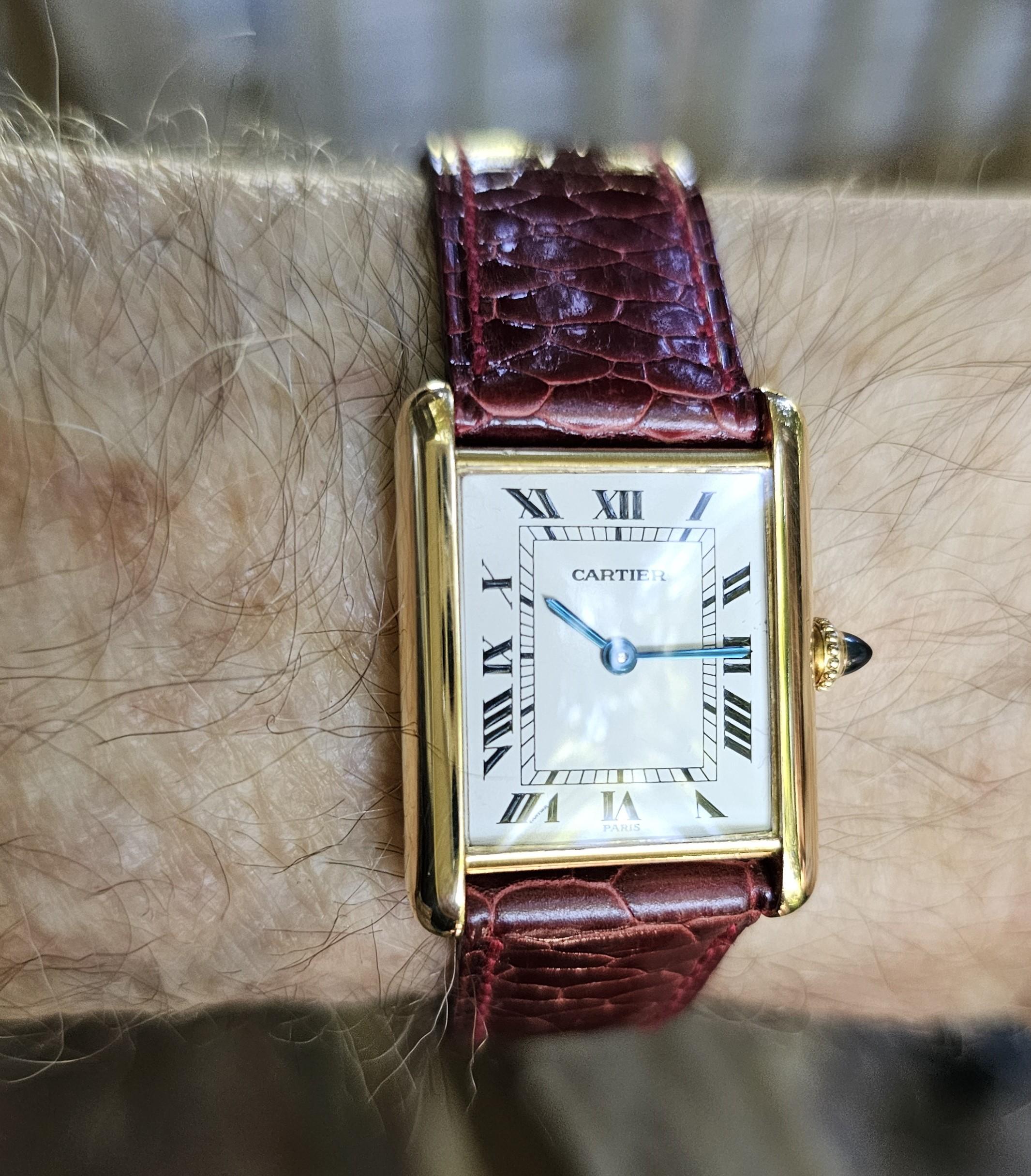 Einleitung:
Diese Vintage Cartier Paris Tank Uhr ist in 18 Karat Gelbgold gefertigt und misst 30 x 25 mm mit einem 17-Jewel Cartier  mechanisches Handaufzugswerk.  Die Uhr ist dreifach signiert:  Zifferblatt, Gehäuse, Uhrwerk, und die Uhr ist