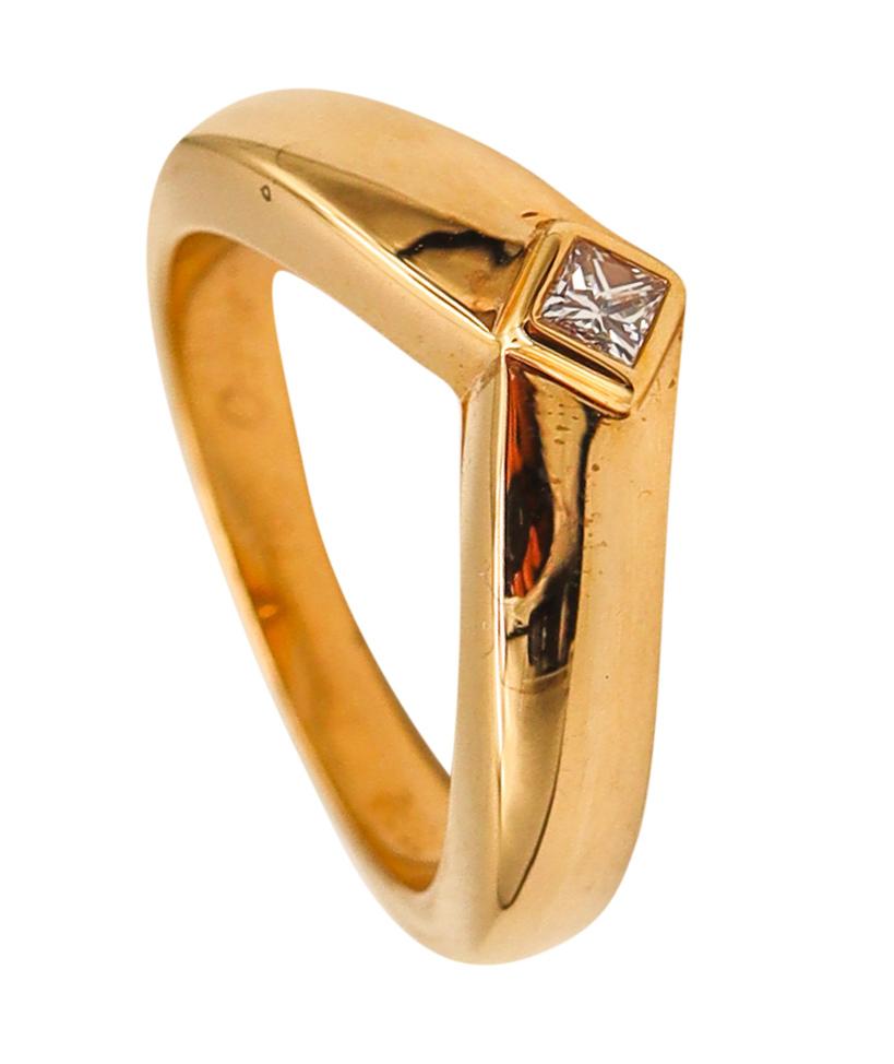 Contemporary ring designed by Cartier.

Modern and sleek V shaped ring, created in Paris France by the house of Cartier back in the 1992. It was crafted in solid yellow gold of 18 karats with high polished finish.

Diamonds: Bezel set with one