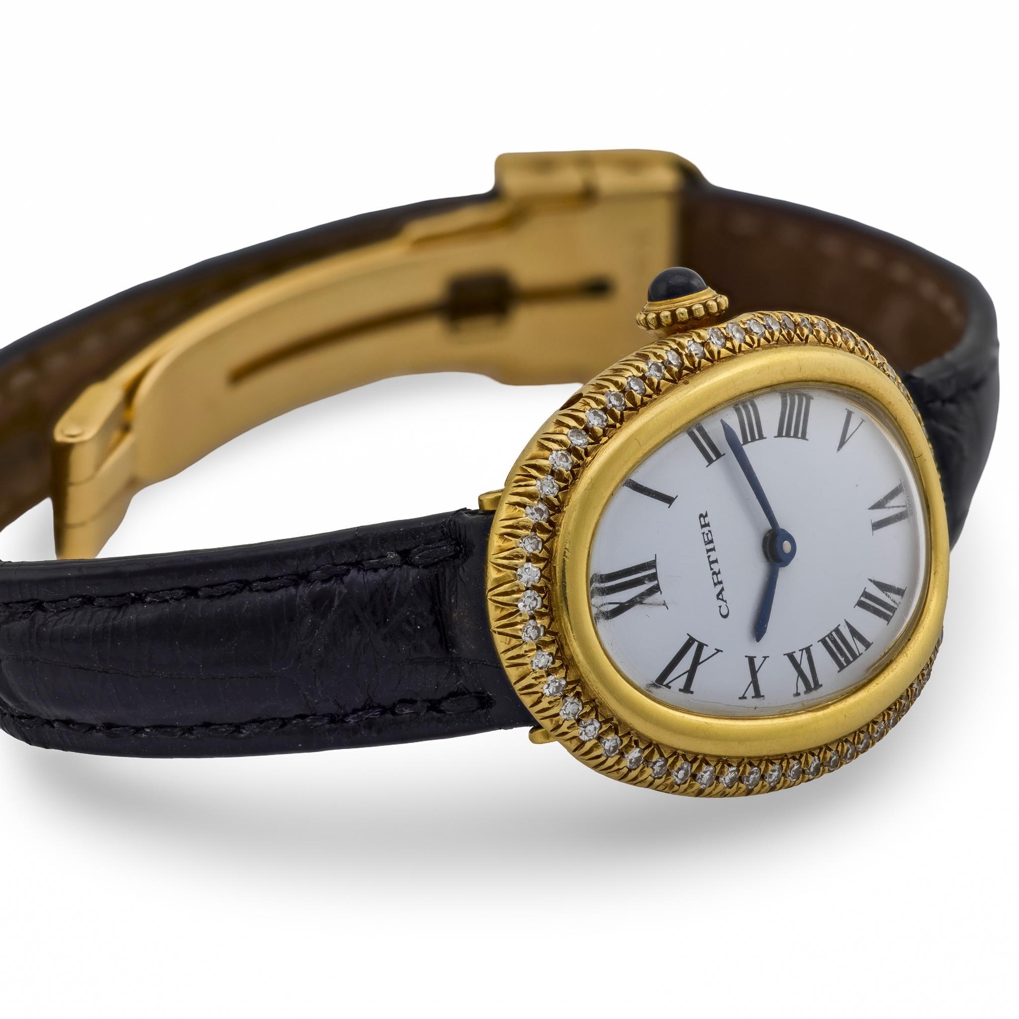 Cette montre vintage Cartier Paris Baignoire des années 1980 incarne l'élégance française intemporelle. Son iconique boîtier ovale en or jaune 18k est encadré de 60 diamants étincelants d'une qualité exceptionnelle, complétés par un bracelet en cuir