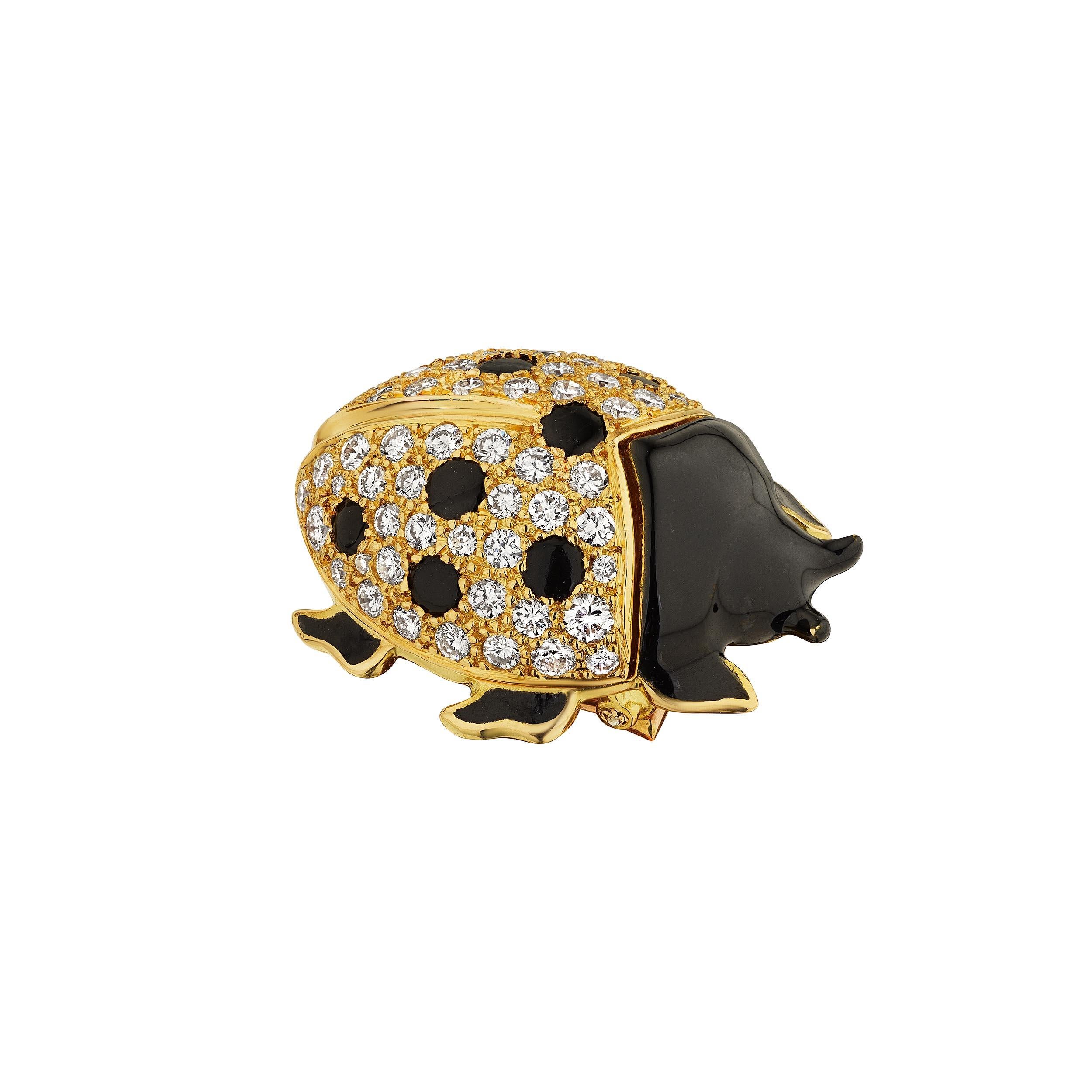 Bicho amoroso.  Simbolizando la buena suerte, este broche vintage Cartier París de diamantes, ónice negro, esmalte y oro amarillo de 18 quilates es encantador.  Alrededor de 1975-85.   Firmado Cartier con el número de serie 640513.  El peso total