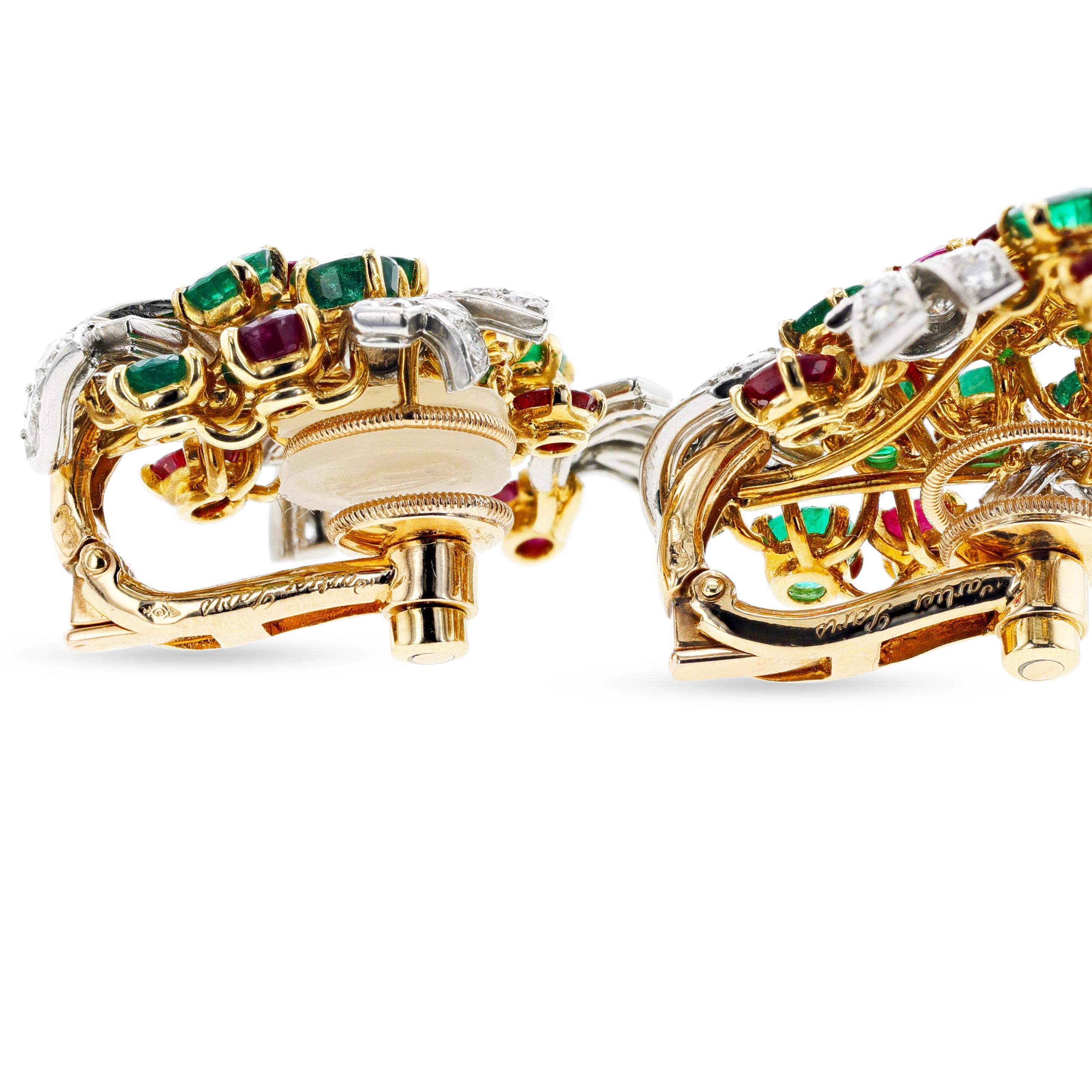 Taille ronde Cartier Paris Boucles d'oreilles en or jaune et platine avec émeraudes, rubis et diamants en vente