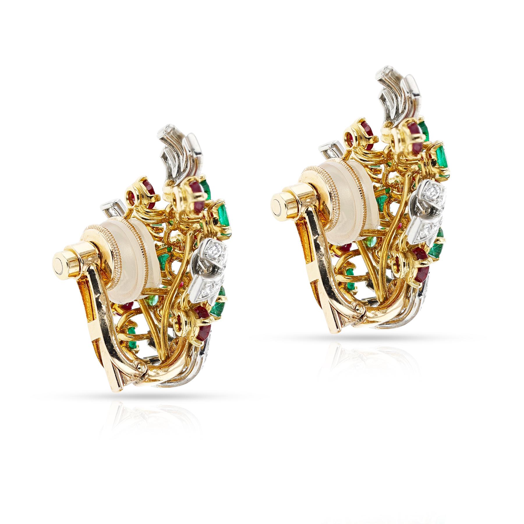 Cartier Paris Boucles d'oreilles en or jaune et platine avec émeraudes, rubis et diamants Excellent état - En vente à New York, NY