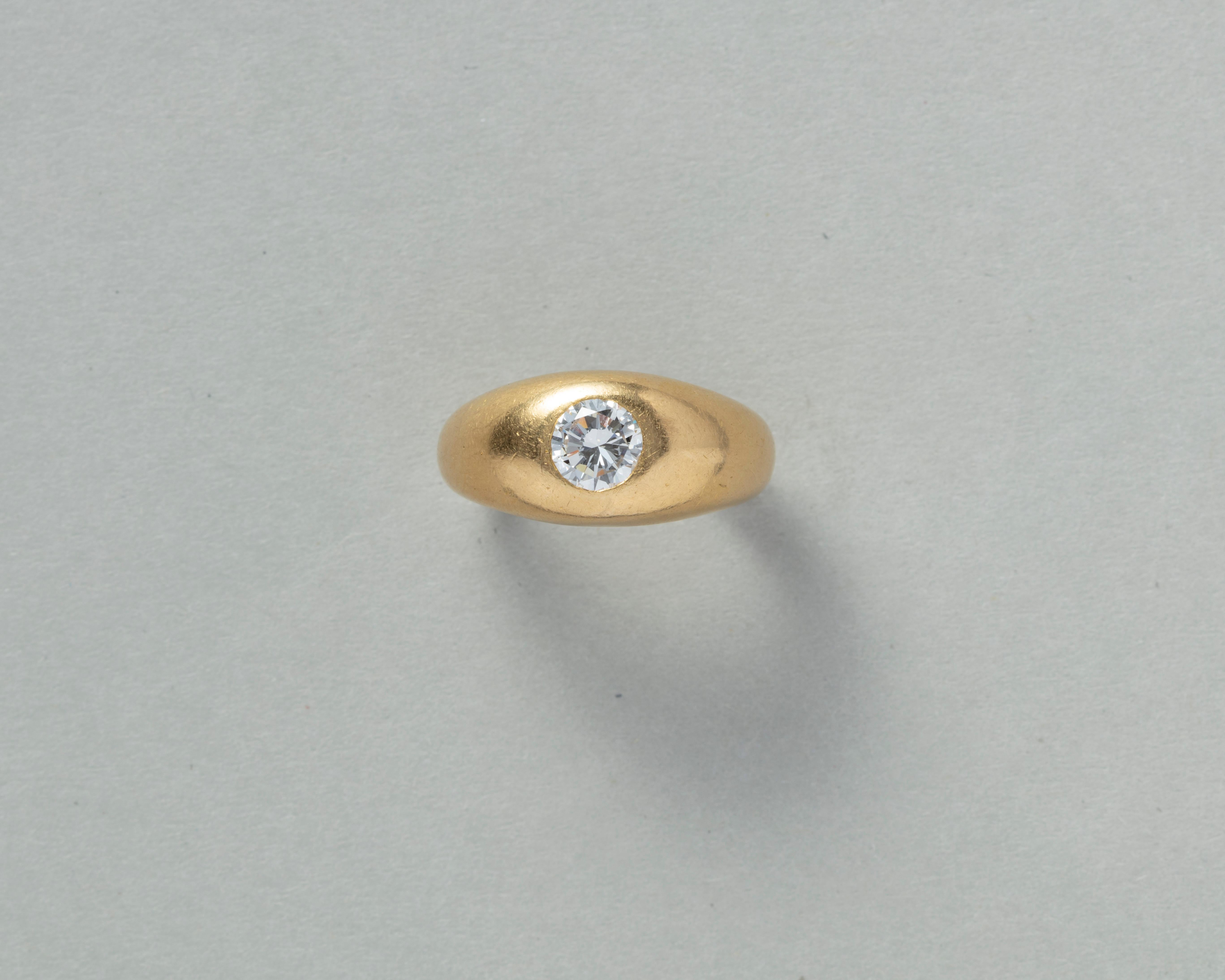 Ring aus 18 Karat Gelbgold, bündig besetzt mit einem Diamanten 0,75 F-G, VVS, signiert und nummeriert Cartier, Paris, 38029.

gewicht: 14,14 Gramm
ringgröße: 17 mm. / 6 ½ US
breite: 3,5 - 10 mm.
