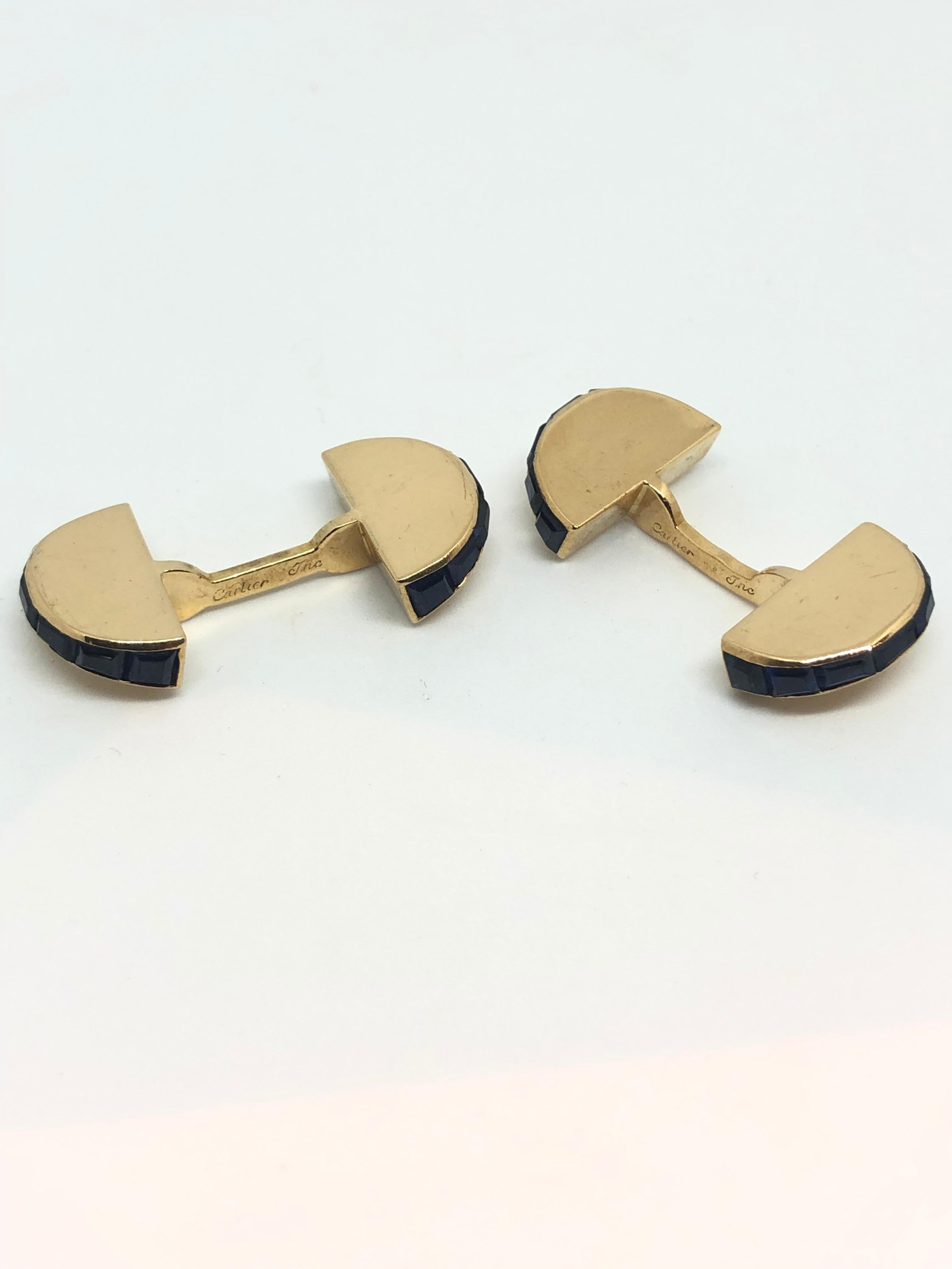 A pair of 18k gold cufflinks featuring sapphire crafted by Cartier.
Cufflinks top measure 15mm x 8,5mm.
Marked Cartier, French marks.
Weight: 9.46 grams.