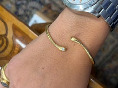 CARTIER PARIS GAY FRERES Armreif aus 18-karätigem Gelbgold und Diamanten in Knochenoptik, 1970er Jahre, Vintage