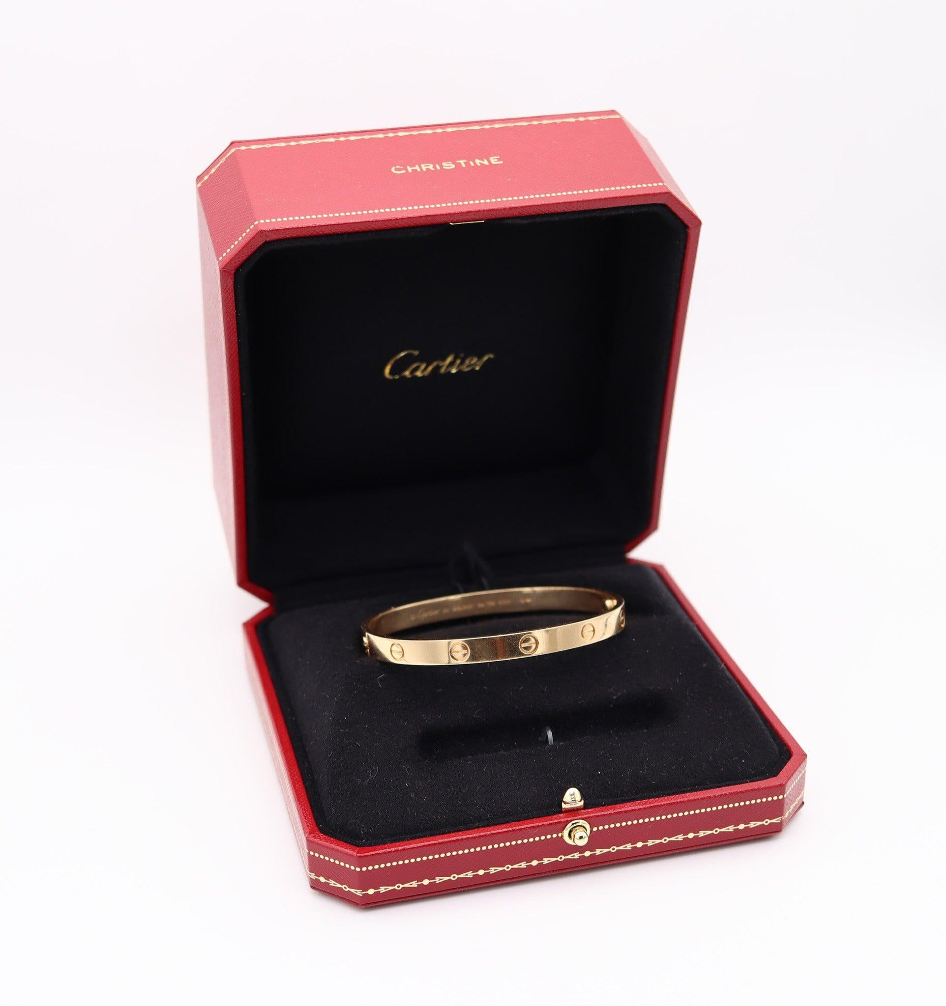 Liebesarmband von Cartier.

Dies ist der ikonische Armreif aus der Love-Kollektion, die in Paris vom Juwelierhaus Cartier entworfen wurde. Dieser Armreif wurde aus massivem 18-karätigem Gelbgold mit hochglanzpolierter Oberfläche gefertigt und ist
