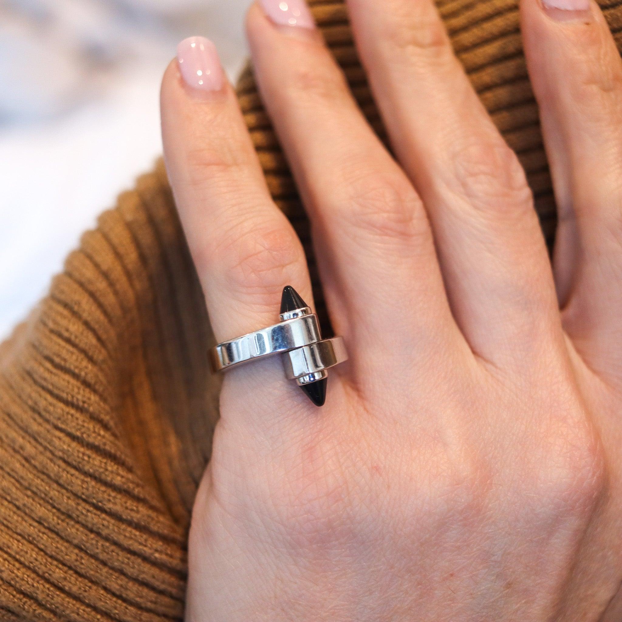 Anello bypass Menotte disegnato da Cartier.

Questo è un bellissimo anello Menotte creato a Parigi in Francia dall'iconica casa di gioielli Cartier. L'iconico anello bypass scultoreo è stato realizzato con disegni industriali in oro bianco massiccio