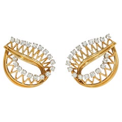Orecchini Cartier, Parigi, a forma di foglia con filigrana in oro e diamanti