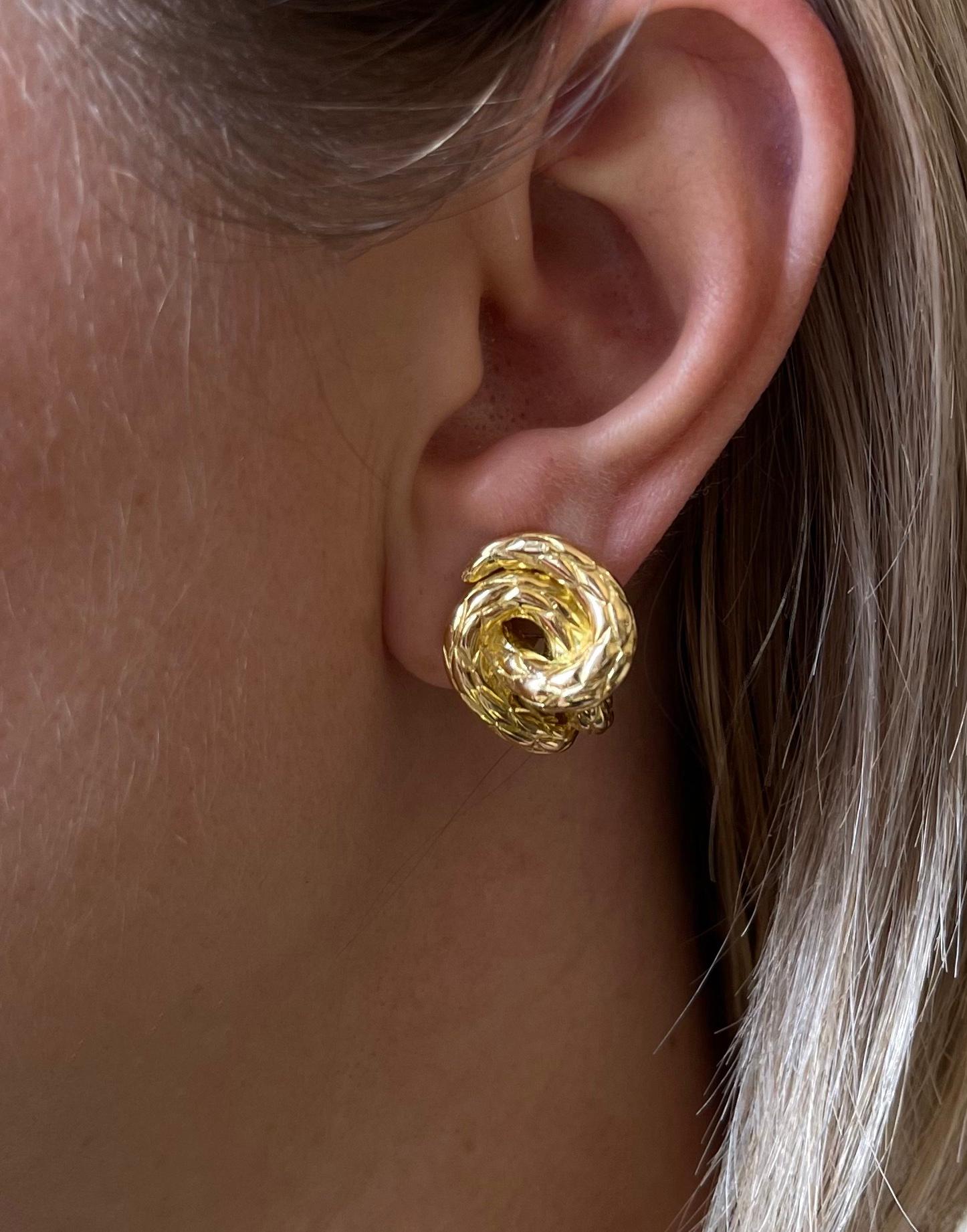 Pair of Cartier Paris 18k yellow gold earrings, featuring interlocked design. Earrings measure 7/8