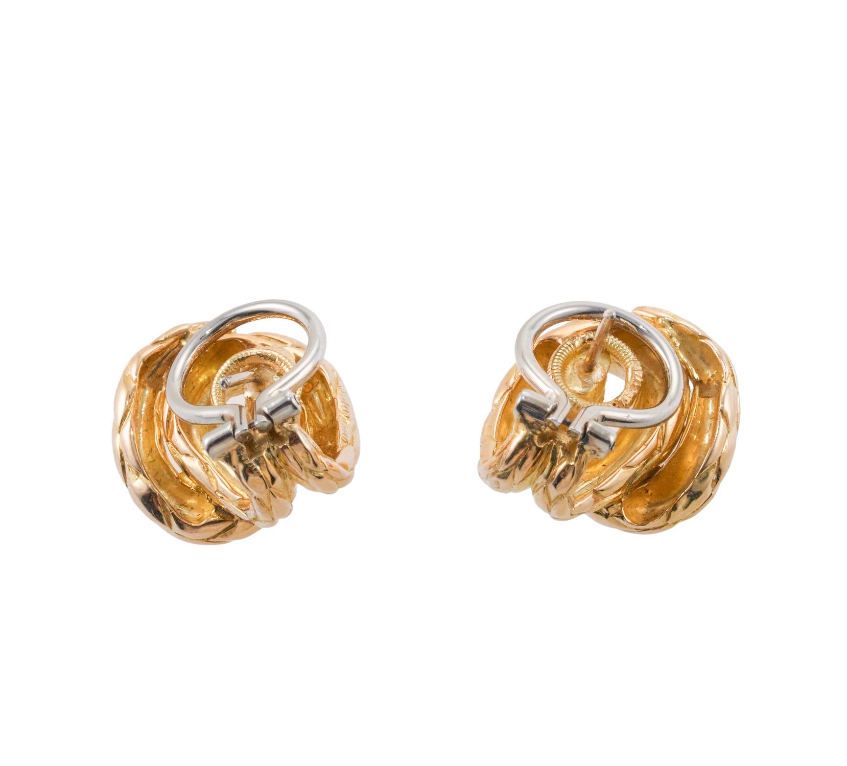 Cartier Paris Gold Interlocked Earrings In Excellent Condition For Sale In New York, NY
