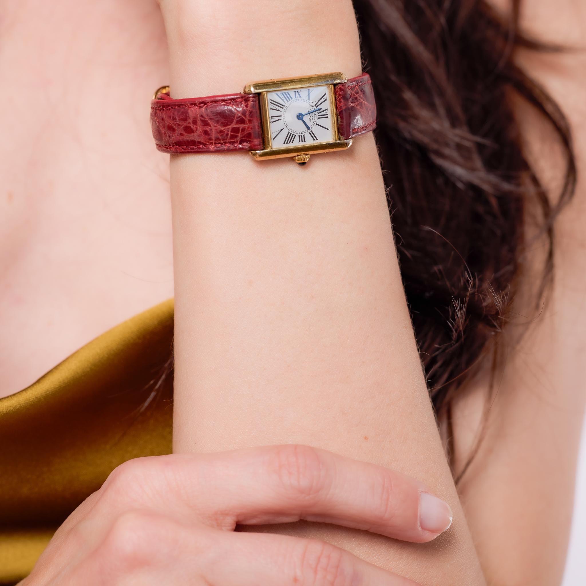 Realizzato negli anni '80, questo orologio vintage Cartier Paris Tank unisce uno stile classico a dettagli raffinati. La cassa in argento placcato oro misura 28 mm x 20 mm e ospita un movimento al quarzo per una precisione affidabile. Abbinato a un