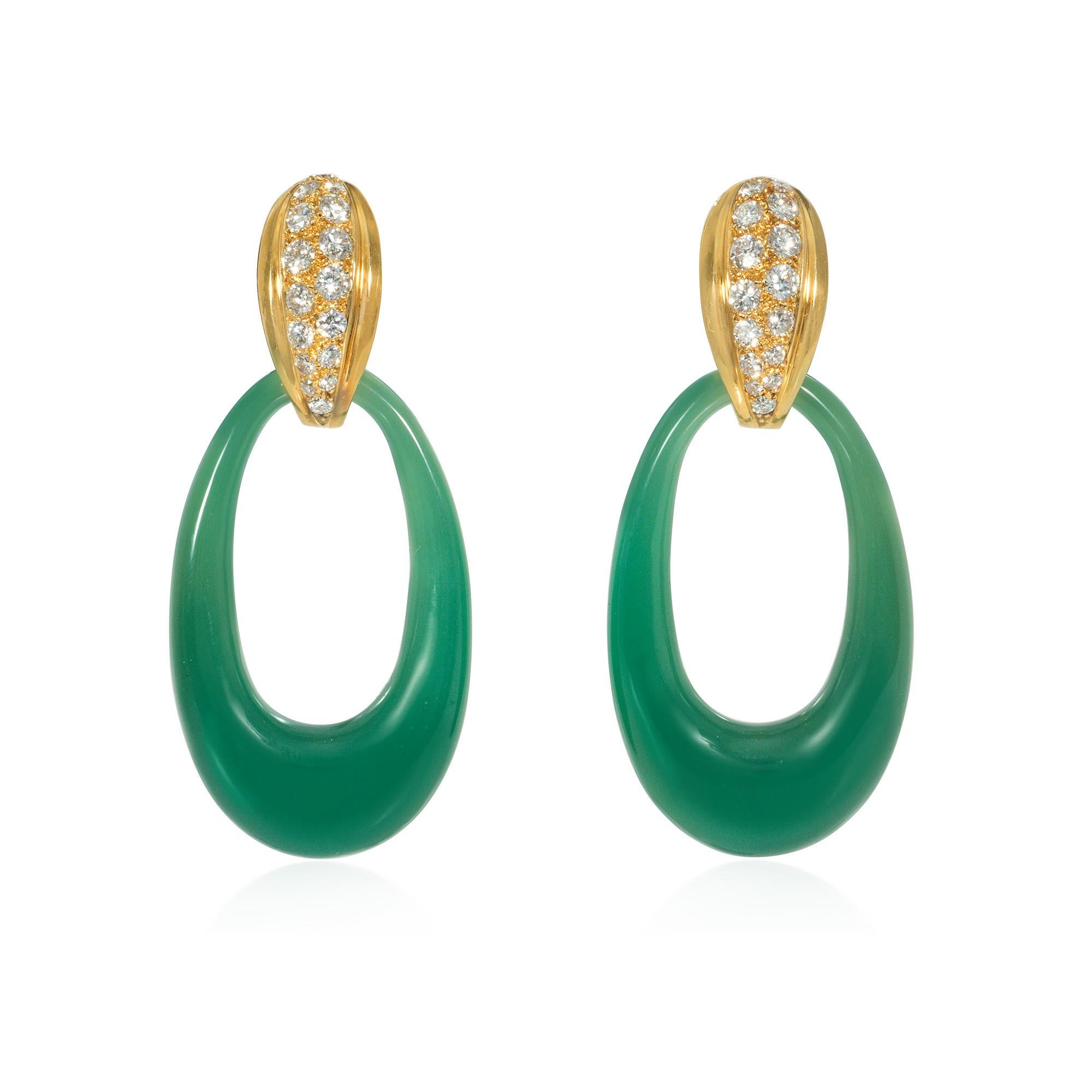 Un paio di orecchini a cerchio in oro e diamanti con due serie di inserti a cerchio ovali intercambiabili, in oro e crisoprasio, in 18 carati. Georges Lenfant per Cartier, Parigi #627390. Diamanti Atw 1.22 carati.

* Spedizione gratuita
* Include