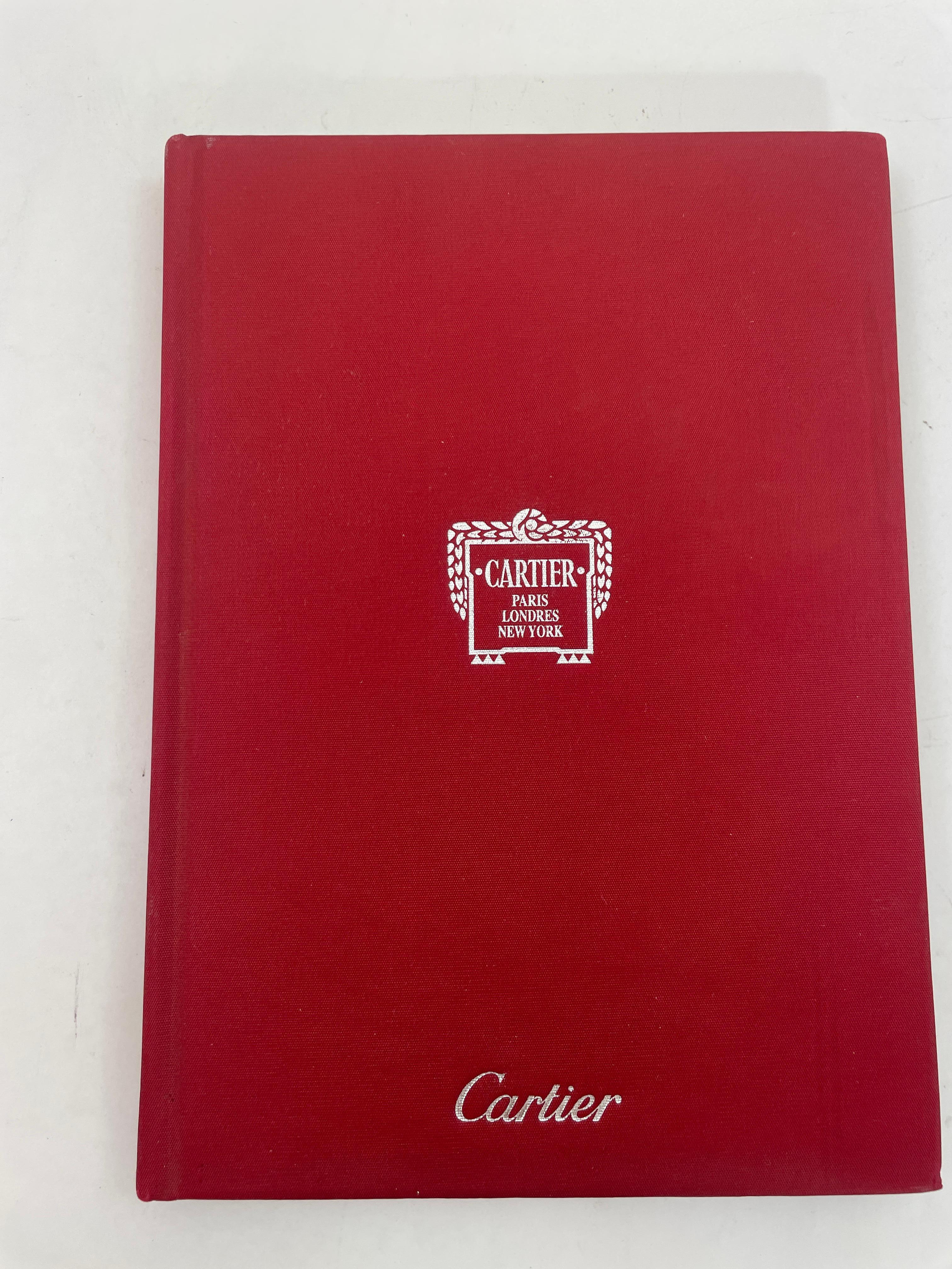 Cartier Red Jewelry Book édition anglaise Hardcover Small Book.
80 pages de magnifiques bijoux iconiques et de l'histoire de Cartier.
En bon état, avec une légère usure de la couverture. Les pages intérieures sont excellentes.
Dimensions : 8.5 in x