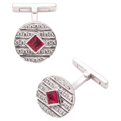Magnifiques boutons de manchette CARTIER Paris en or massif 18 carats, rubis birmans et diamants