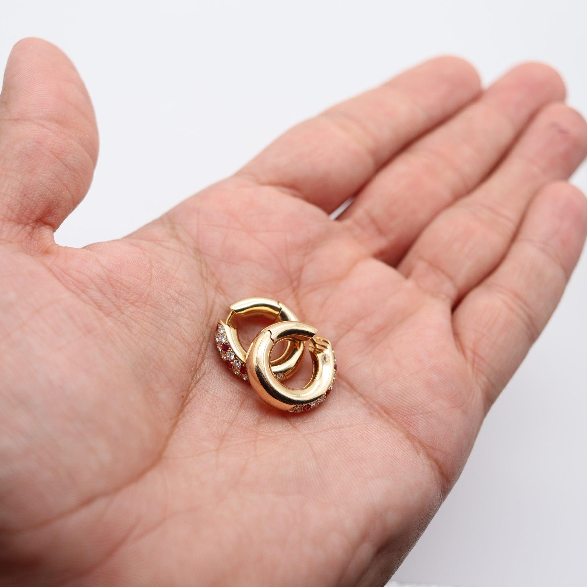 Cartier Paris Orecchini a cerchio Mimi in oro 18Kt con 2,24 carati di rubini e diamanti in vendita 4