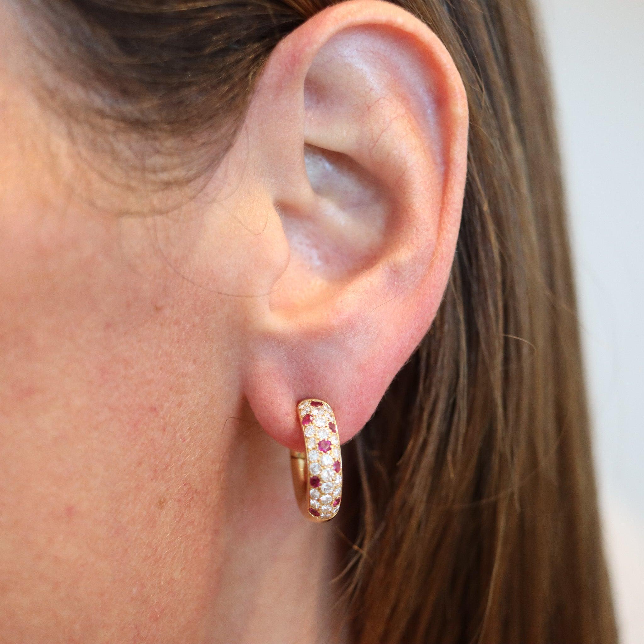 Modernista Cartier Paris Orecchini a cerchio Mimi in oro 18Kt con 2,24 carati di rubini e diamanti in vendita