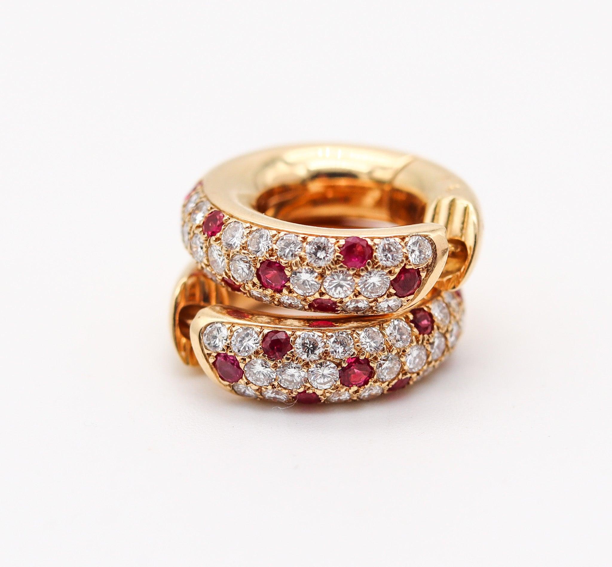 Donna Cartier Paris Orecchini a cerchio Mimi in oro 18Kt con 2,24 carati di rubini e diamanti in vendita